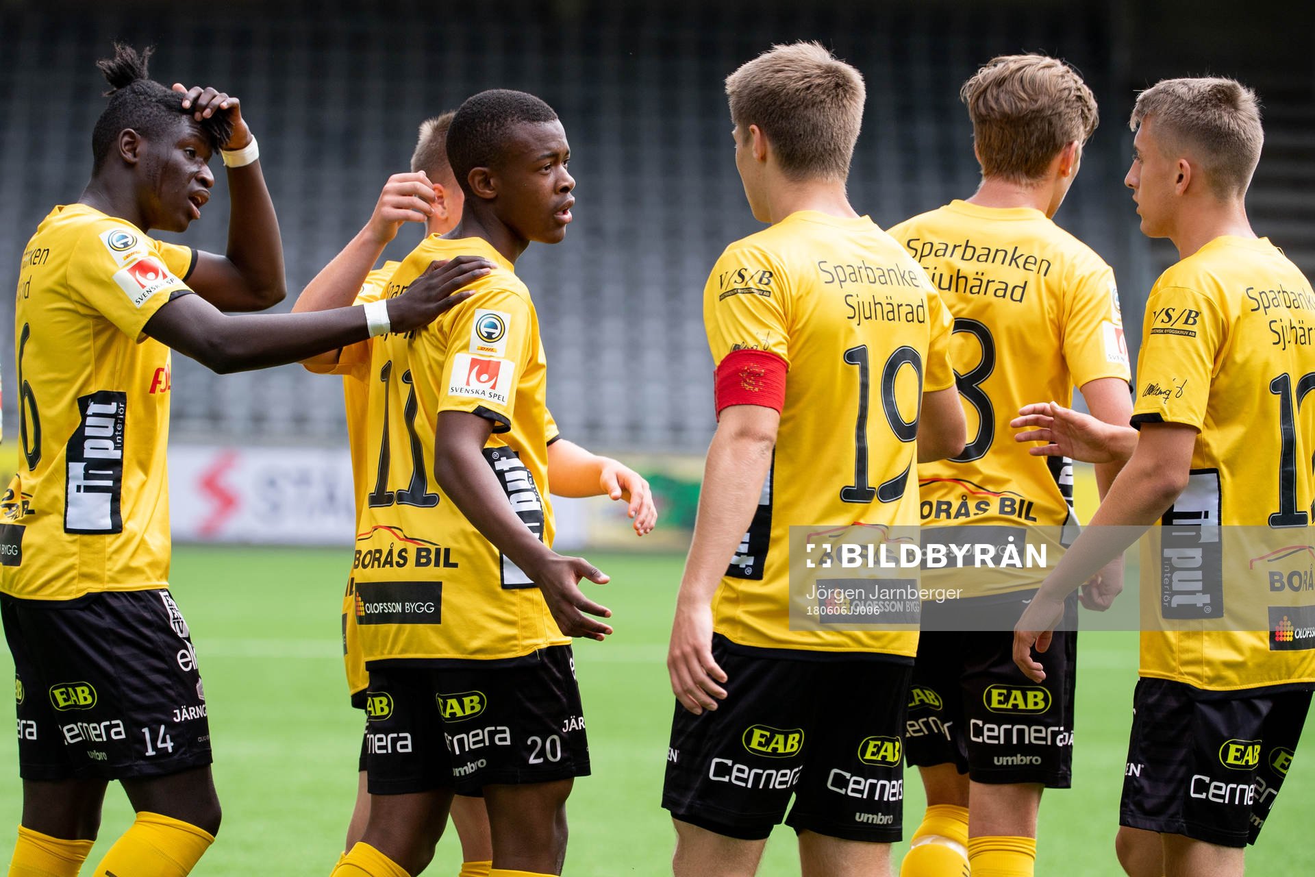 Elfsborgs Ornel Makindu klappas om av lagkamraterna