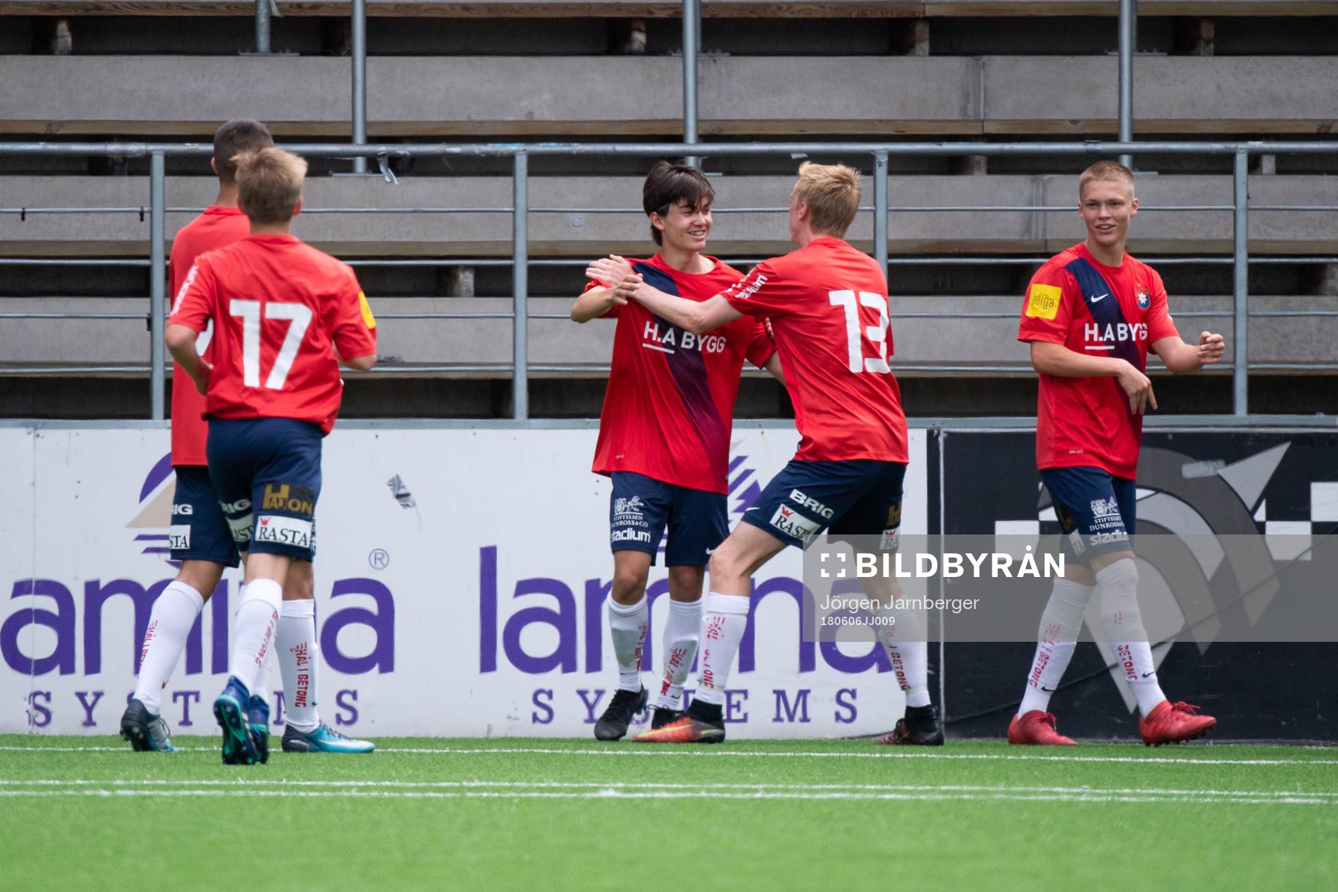 Örgrytes Simon Broberg klappas om av lagkamraterna efter att gjort 0-1 under fotbollsmatchen i U17 Allsvenskan mellan Elfsborg och Trelleborg den 6 juni 2018 i Borås.