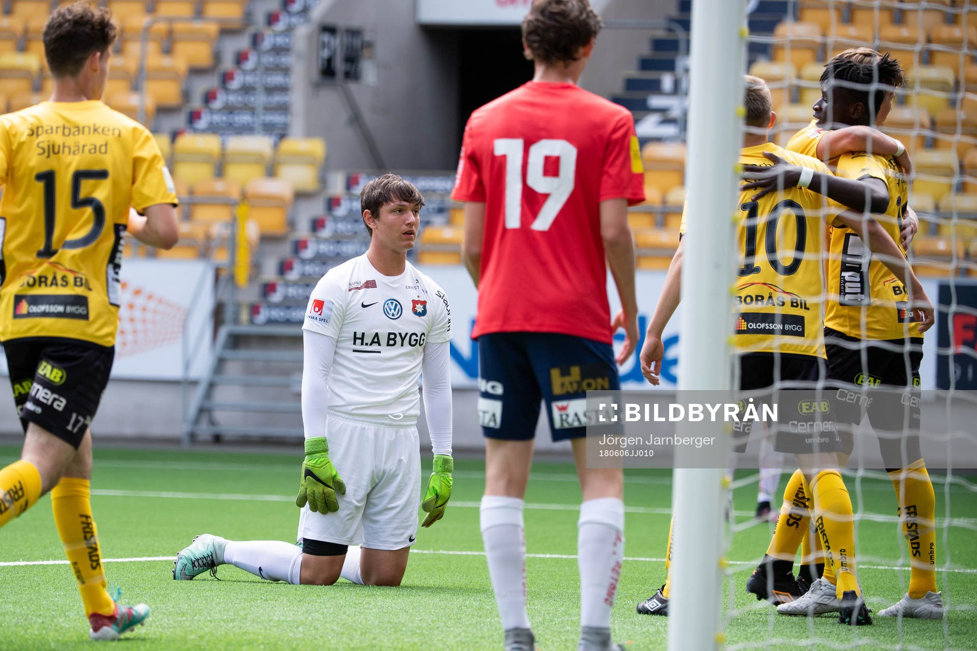Elfsborgs Musa M'Benga (höger i bild) klappas om av