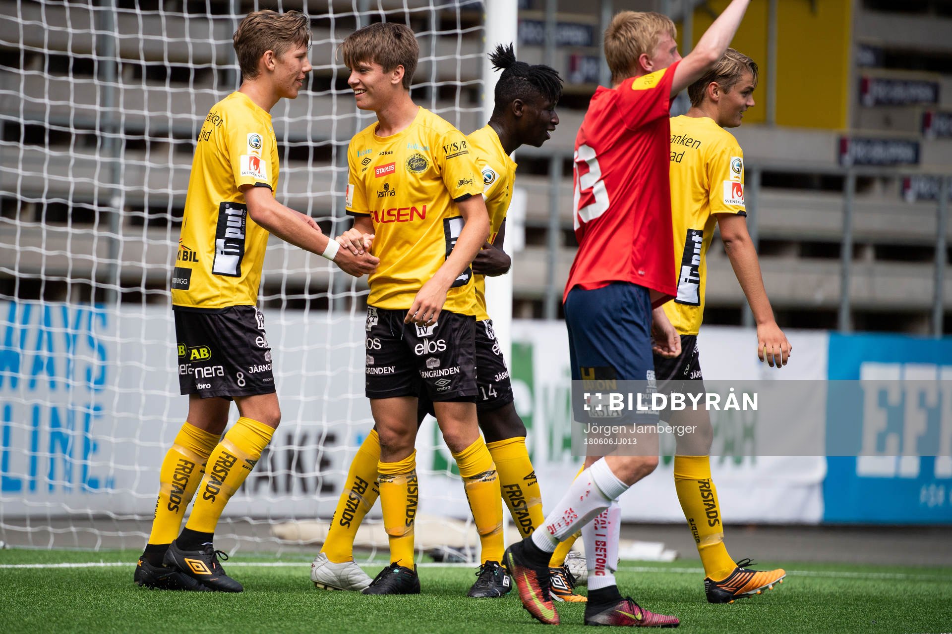 Elfsborgs Oliver Zandén klappas om av Noah Söderberg och Musa M'Benga efter att gjort 3-1 under fotbollsmatchen i U17 Allsvenskan mellan Elfsborg och Trelleborg den 6 juni 2018 i Borås.