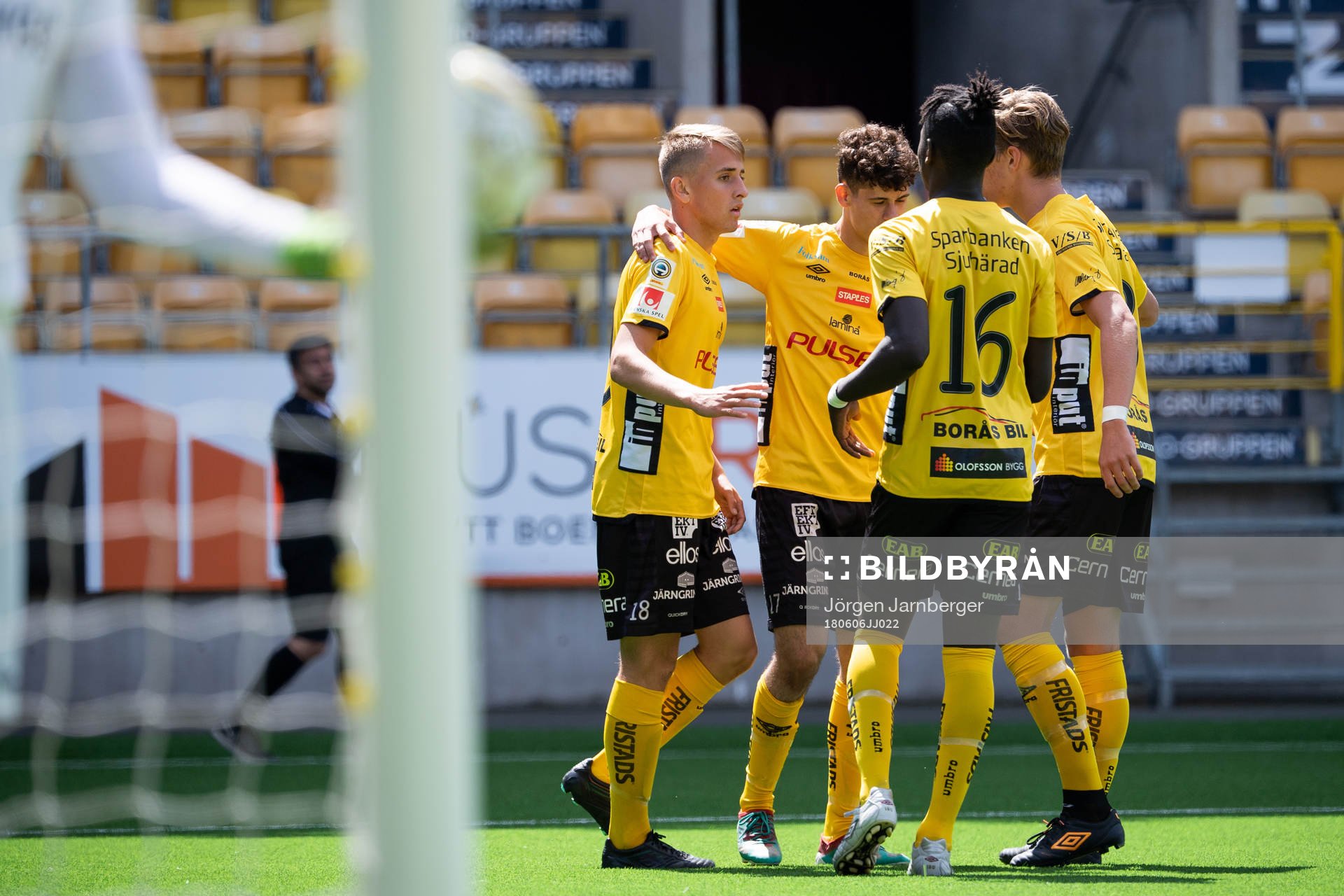 Elfsborgs Jack Cooper Love klappas om av lagkamraterna efter att gjort 4-1 under fotbollsmatchen i U17 Allsvenskan mellan Elfsborg och Trelleborg den 6 juni 2018 i Borås.