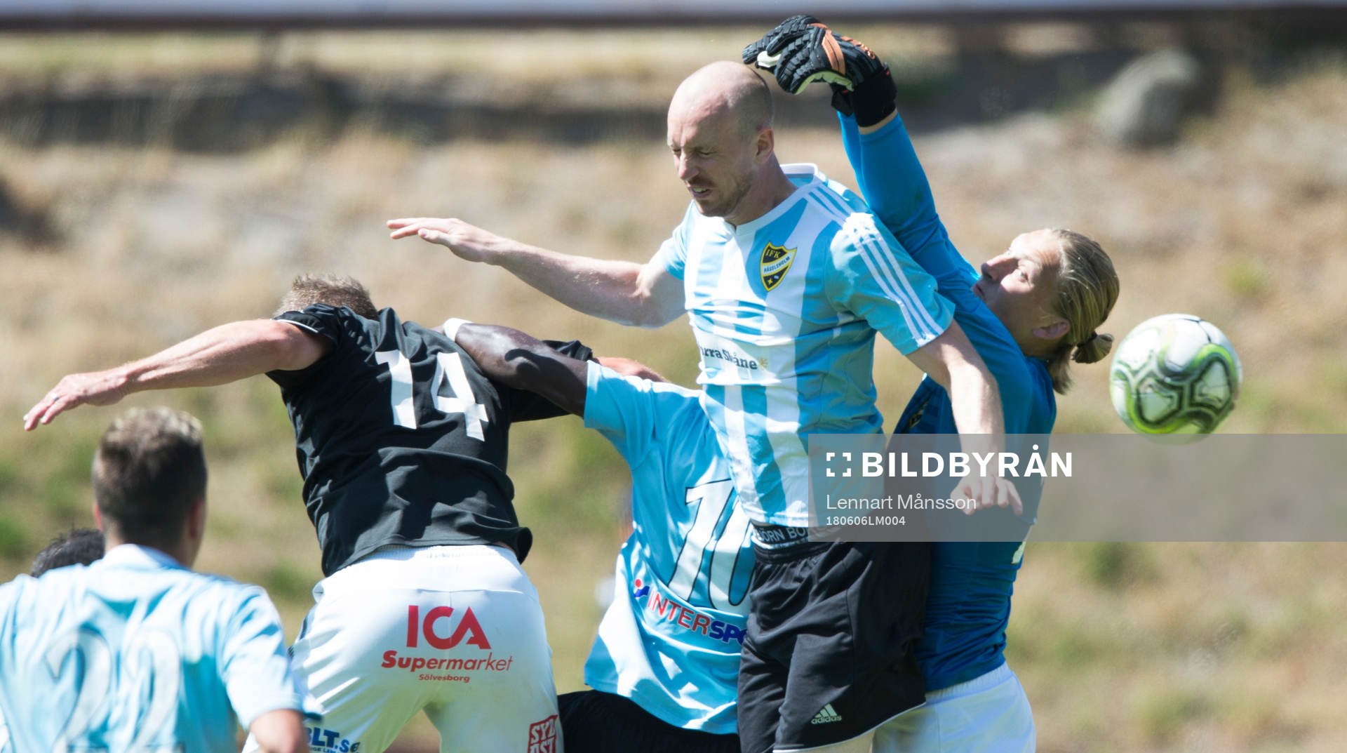 IFK Hässleholms målvakt Carl Lundahl Persson och Simon Henningsson i matchen i division 2 mellan Sölvesborg och IFK Hässleholm i Sölvesborg 6 juni 2018.
