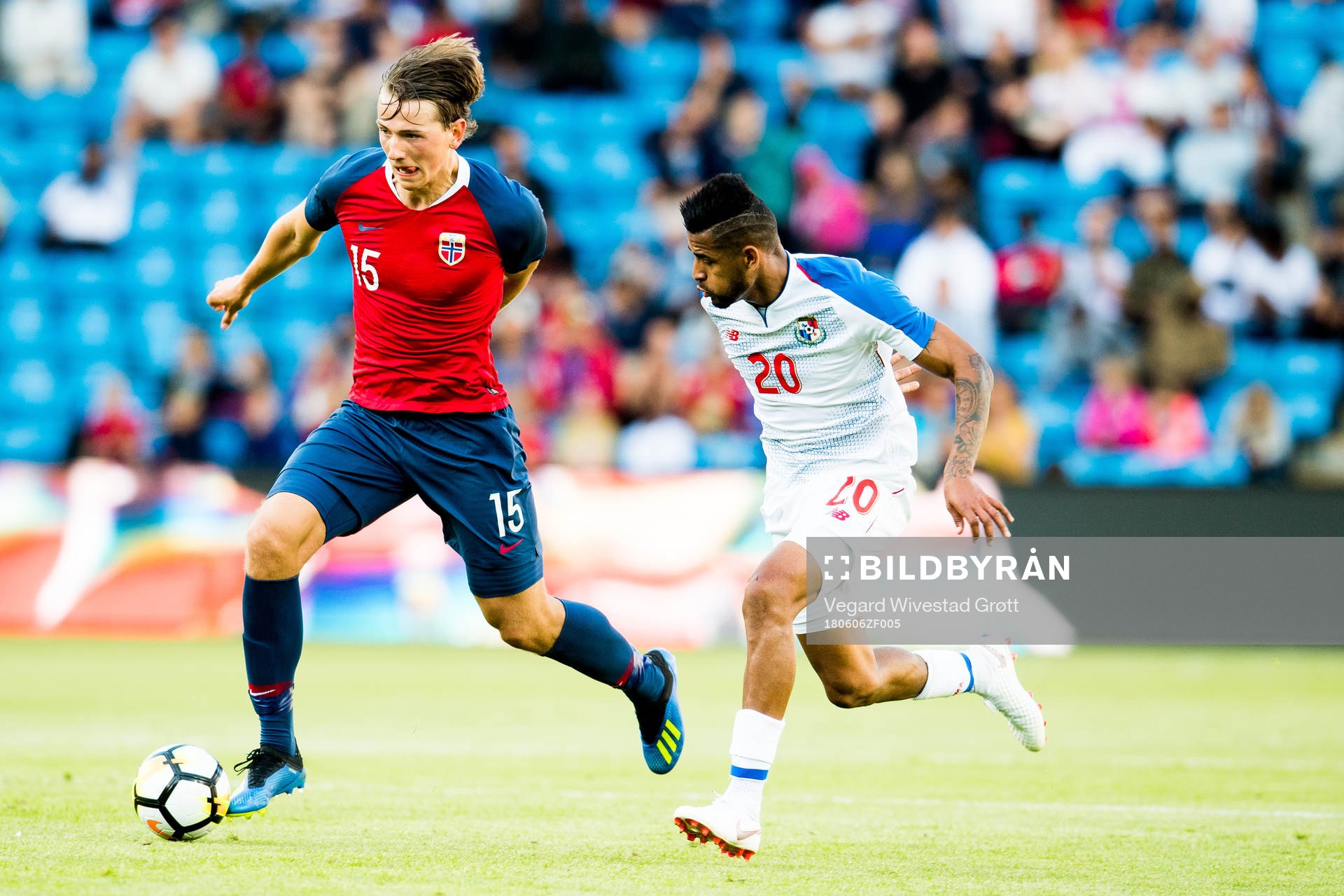 Sander Berge of Norway and Aníbal Godoy of Panama
