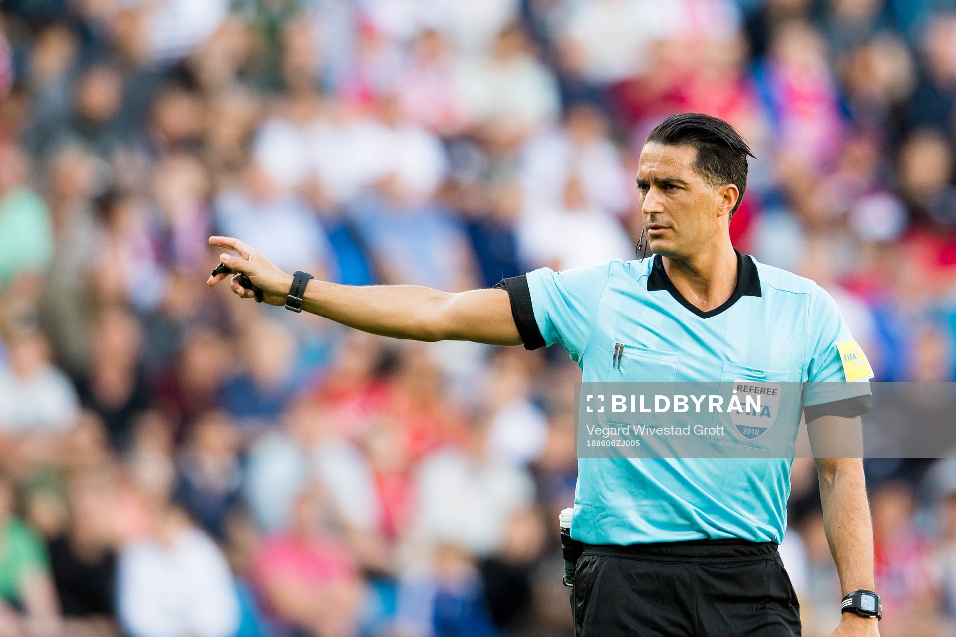 Referee Serdar Gözübüyük of the Netherlands