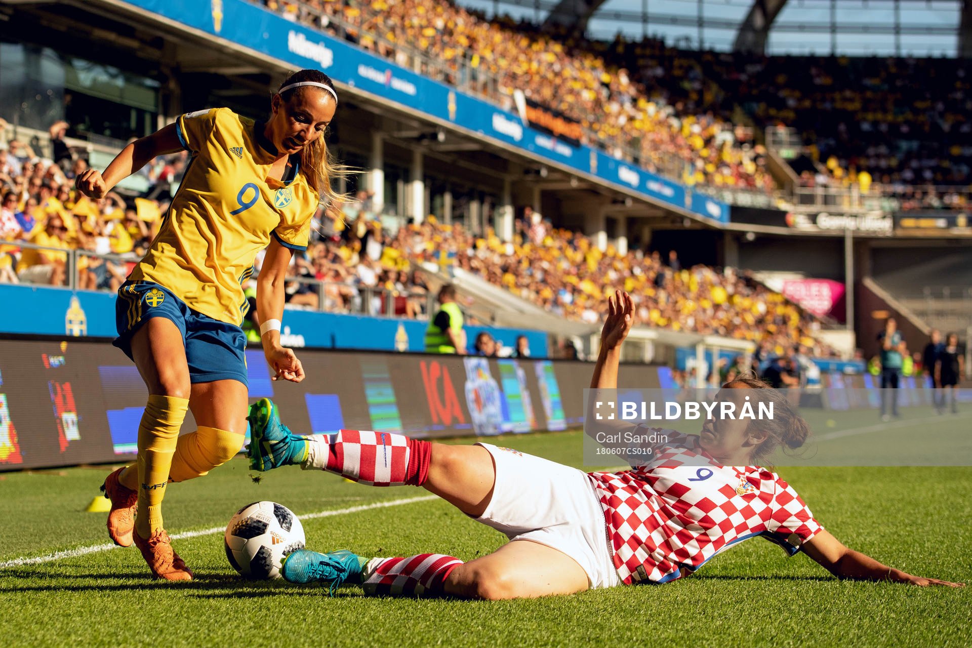 Sveriges Kosovare Asllani och Kroatiens Petra Pezelj