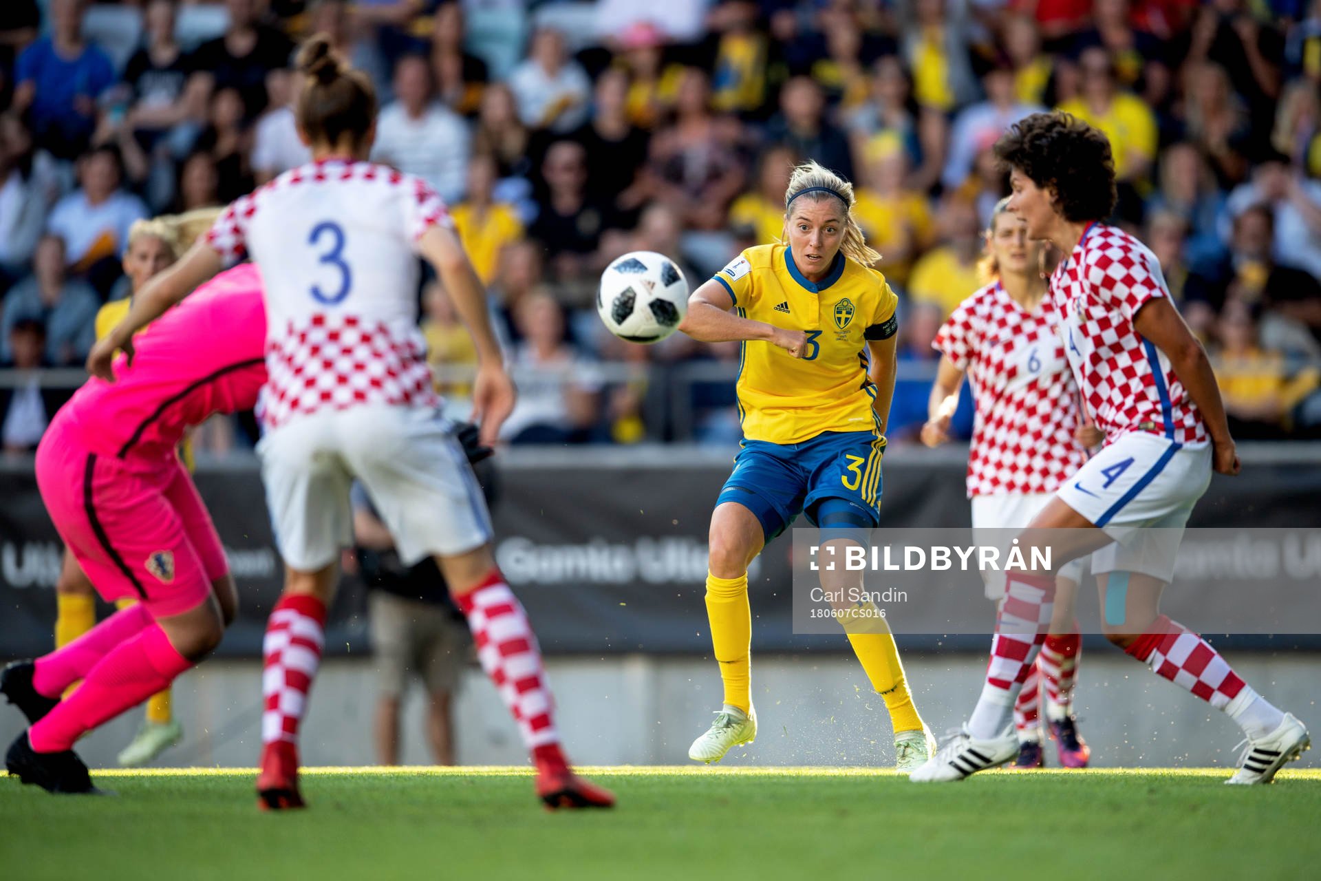 Sveriges Linda Sembrant passar fram till 1-0 av Stina