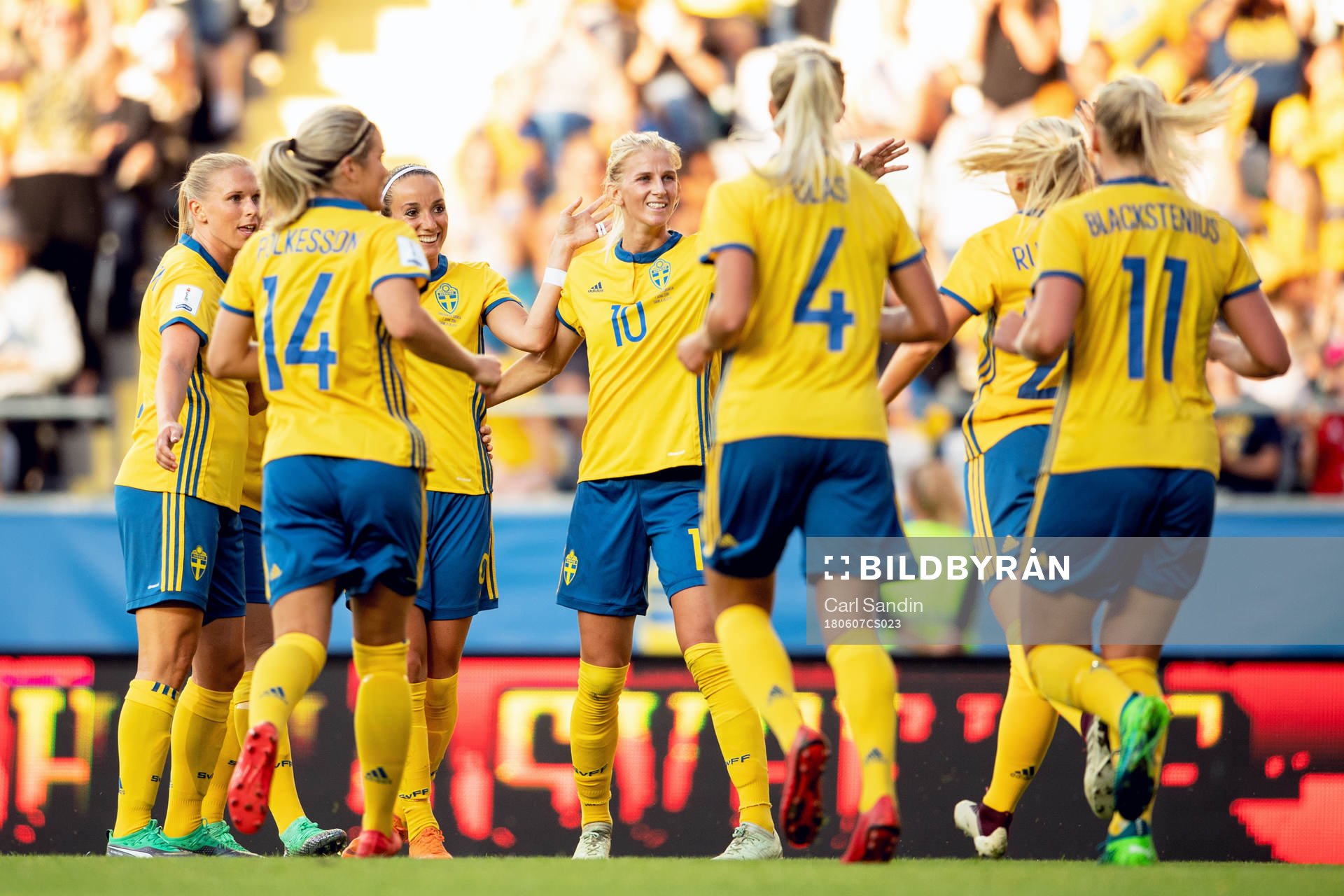 Sveriges Elin Rubensson jublar med lagkamrater