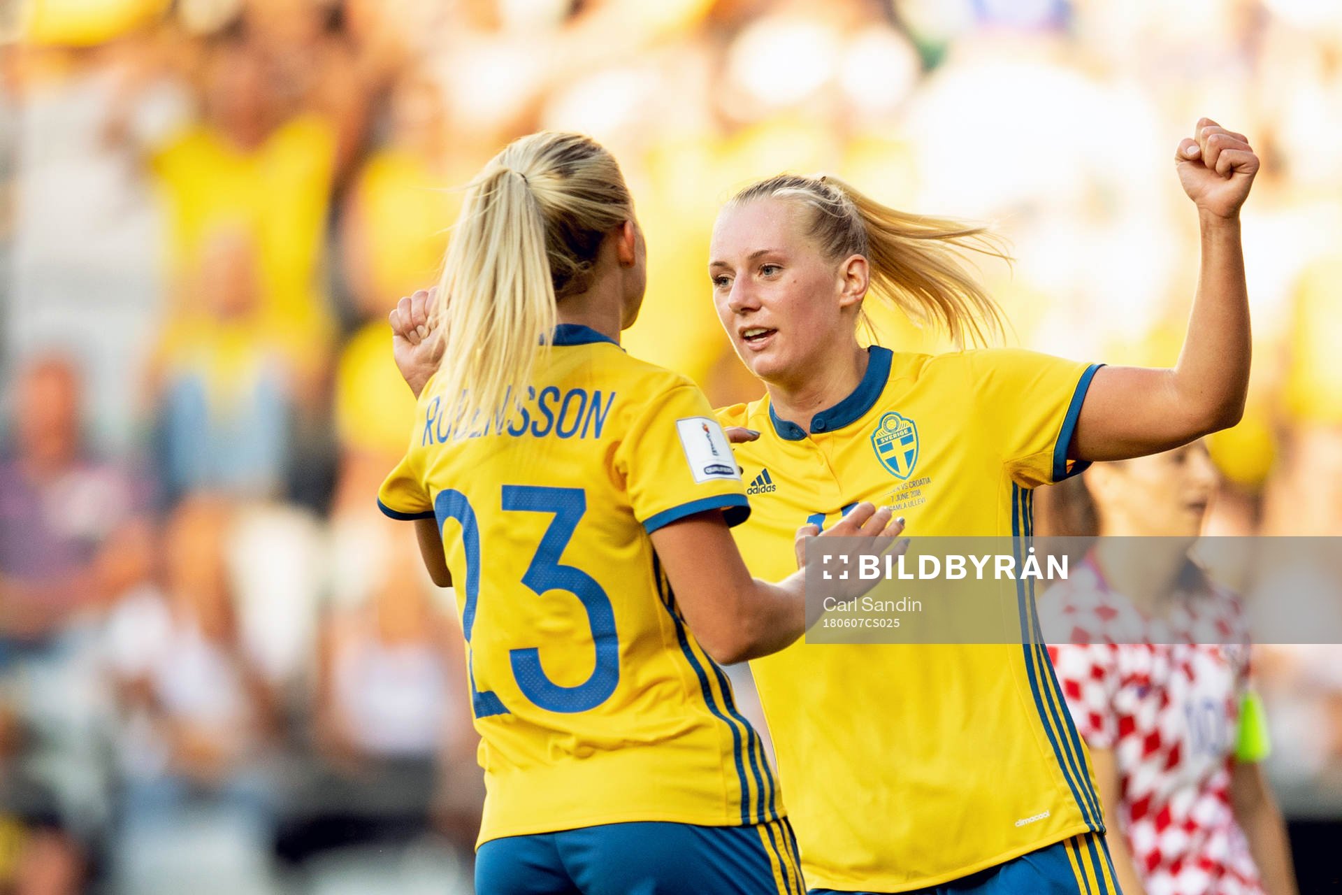 Sveriges Stina Blackstenius jublar