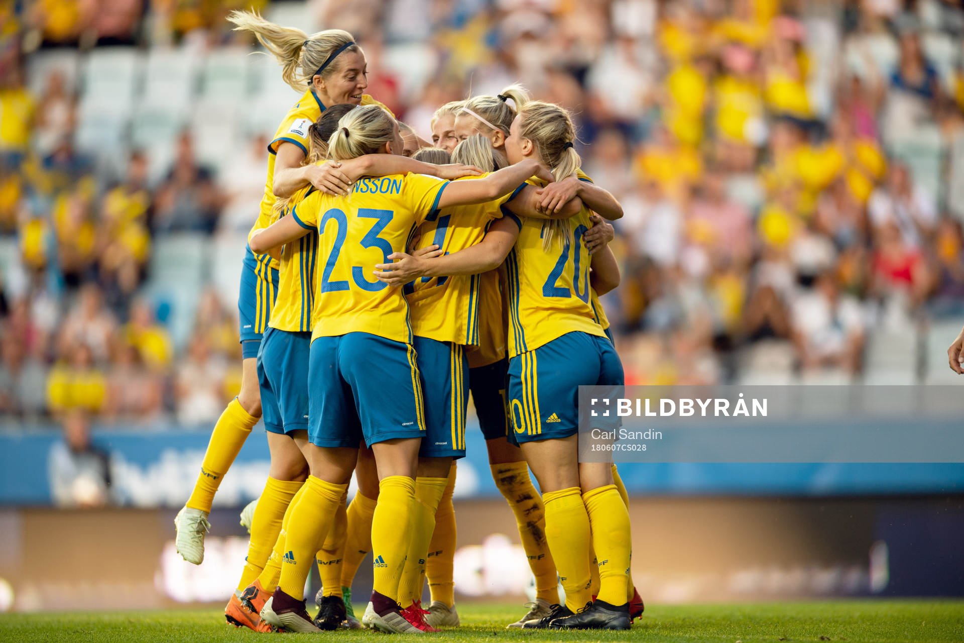 Sveriges Hanna Folkesson jublar med lagkamrater