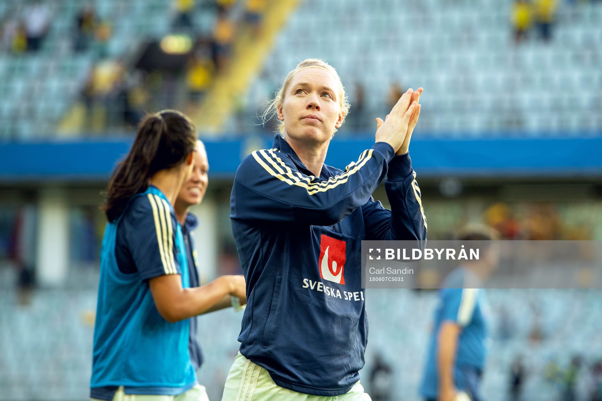 Sveriges målvakt Hedvig Lindahl tackar publiken efter VM-kvalmatchen i fotboll mellan Sverige och Kroatien den 7 juni 2018 i Göteborg.