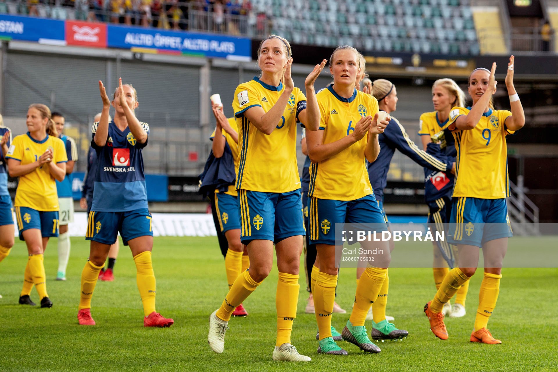 Sveriges Linda Sembrant, Magdalena Ericsson och Kosovare Asllani tackar publiken efter VM-kvalmatchen i fotboll mellan Sverige och Kroatien den 7 juni 2018 i Göteborg.