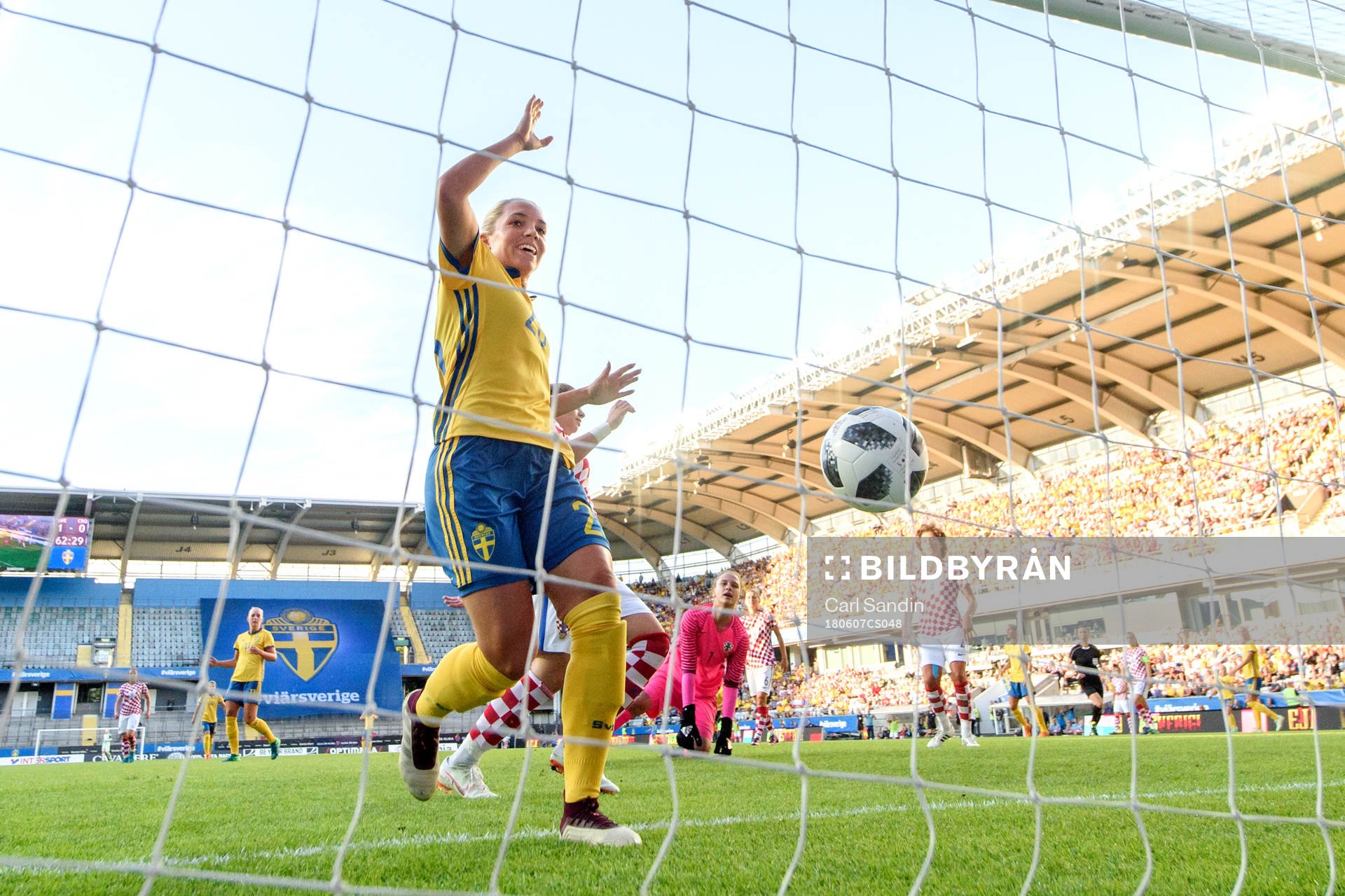 Sveriges Elin Rubensson gör 2-0 och jublar