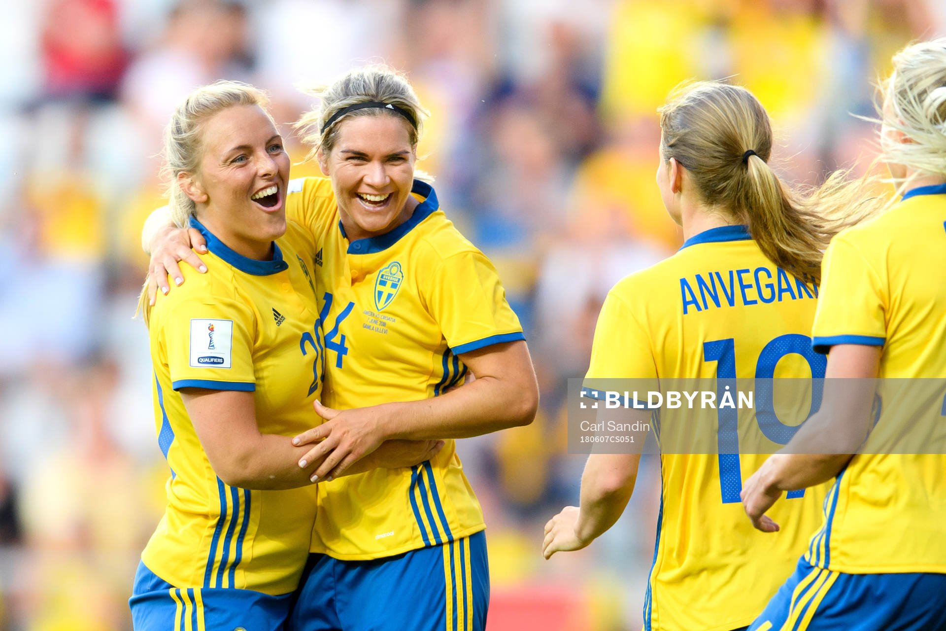 Sveriges Mimmi Larsson och Hanna Folkesson jublar