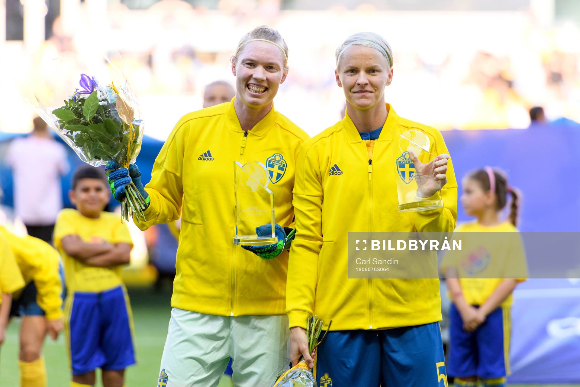 Sveriges målvakt Hedvig Lindahl och Nilla Fischer hyllas