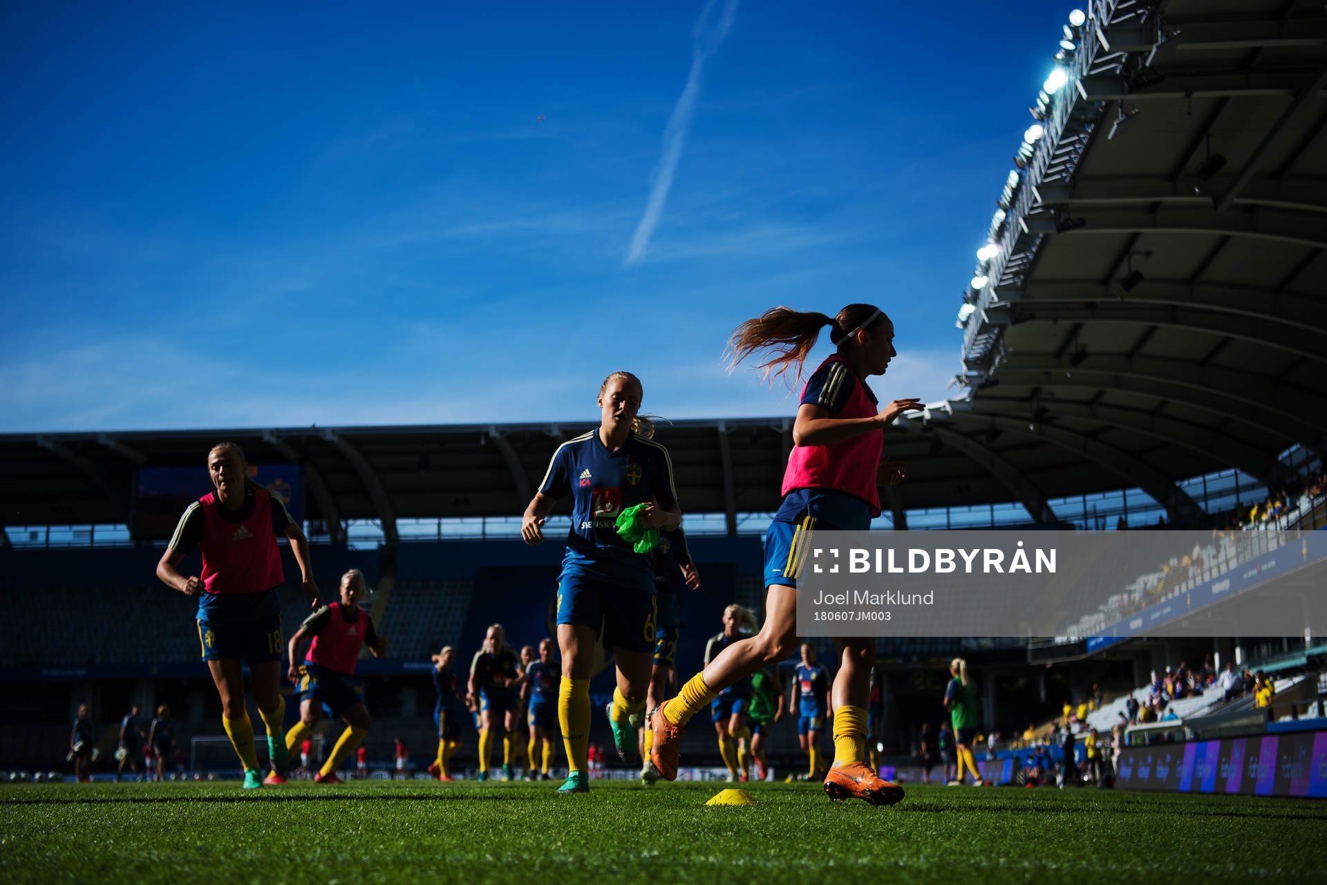 Sveriges Magdalena Ericsson och Kosovare Asllani värmer upp