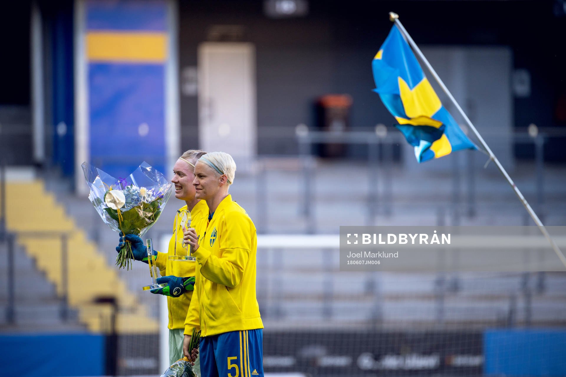Sveriges målvakt Hedvig Lindahl och Nilla Fischer hyllas