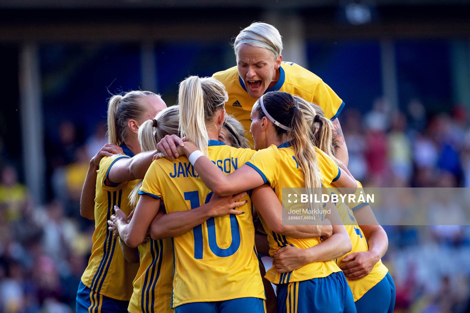 Sveriges Elin Rubensson jublar med lagkamrater