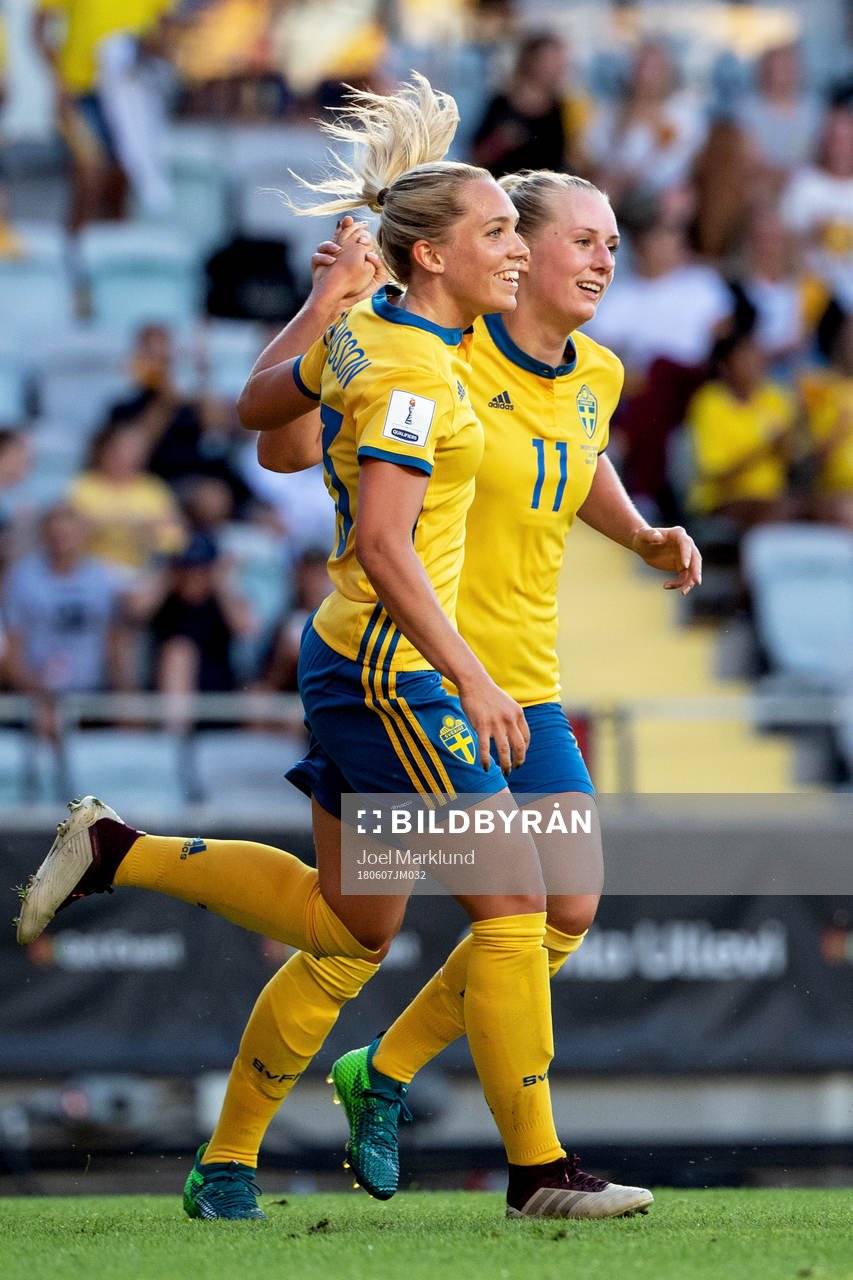 Sveriges Elin Rubensson och Stina Blackstenius jublar