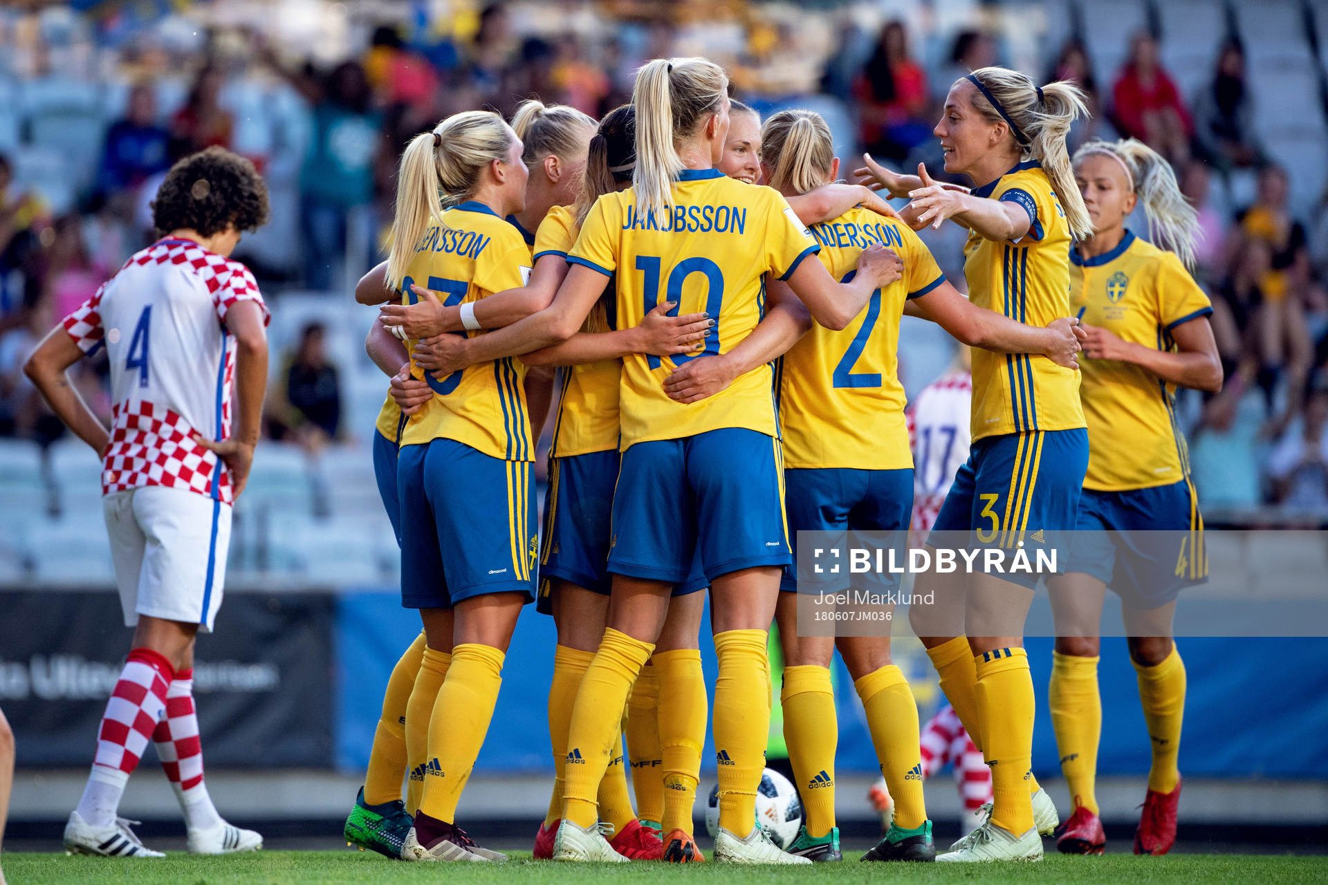 Sveriges Stina Blackstenius jublar med lagkamrater efter 3-0 under VM-kvalmatchen i fotboll mellan Sverige och Kroatien den 7 juni 2018 i Göteborg.