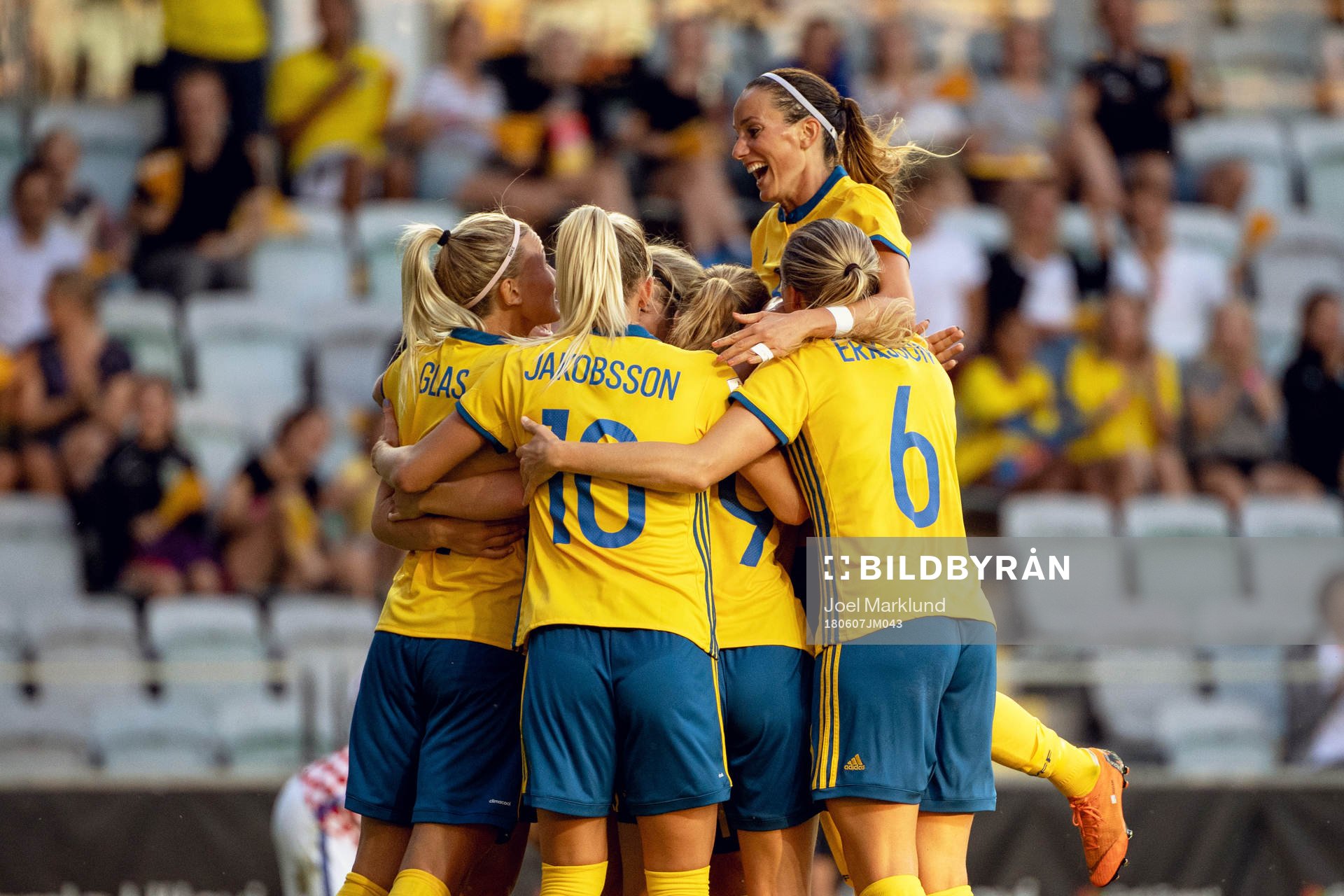 Sveriges Hanna Folkesson jublar med lagkamrater