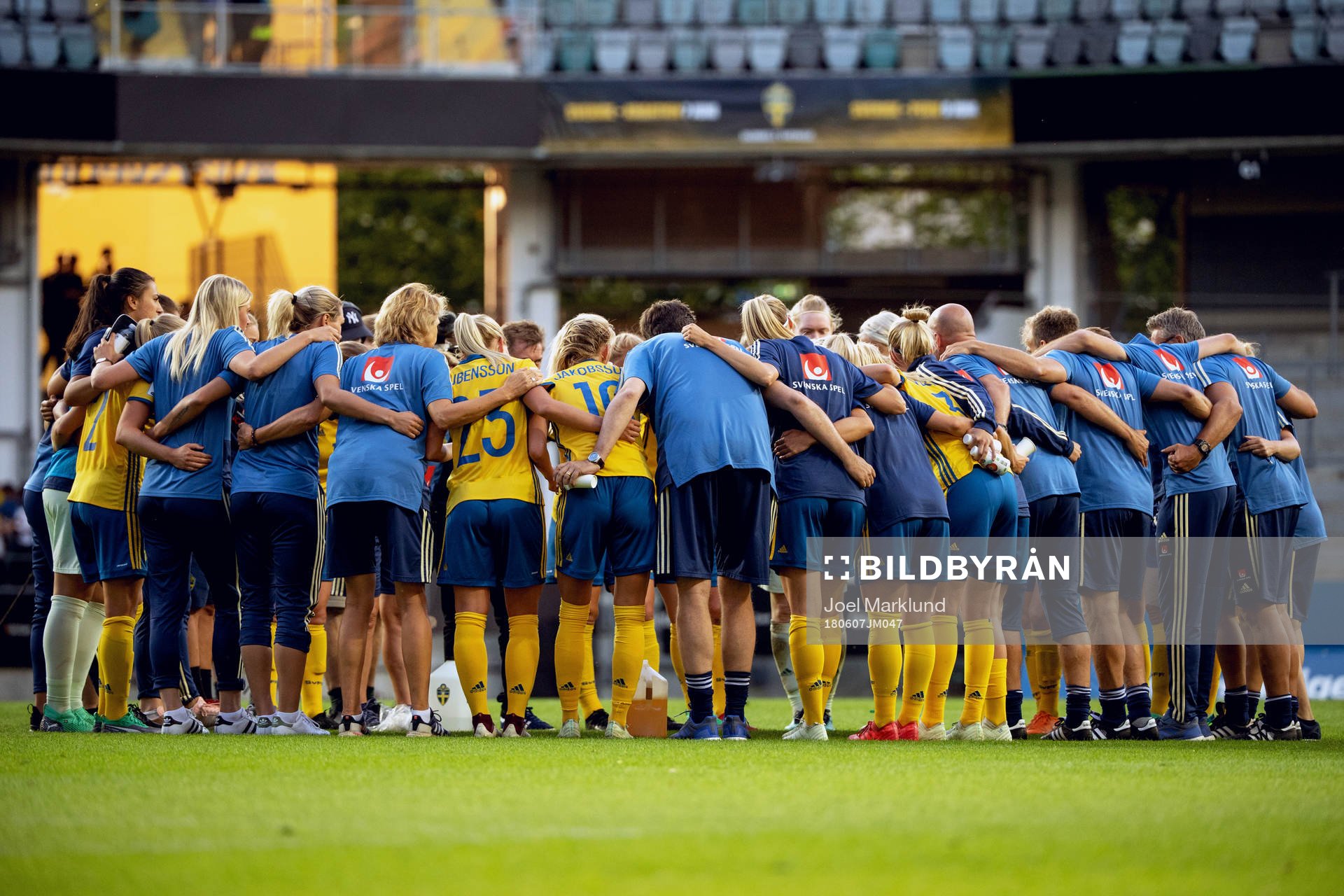 Sveriges spelare kramar om varandra och jublar