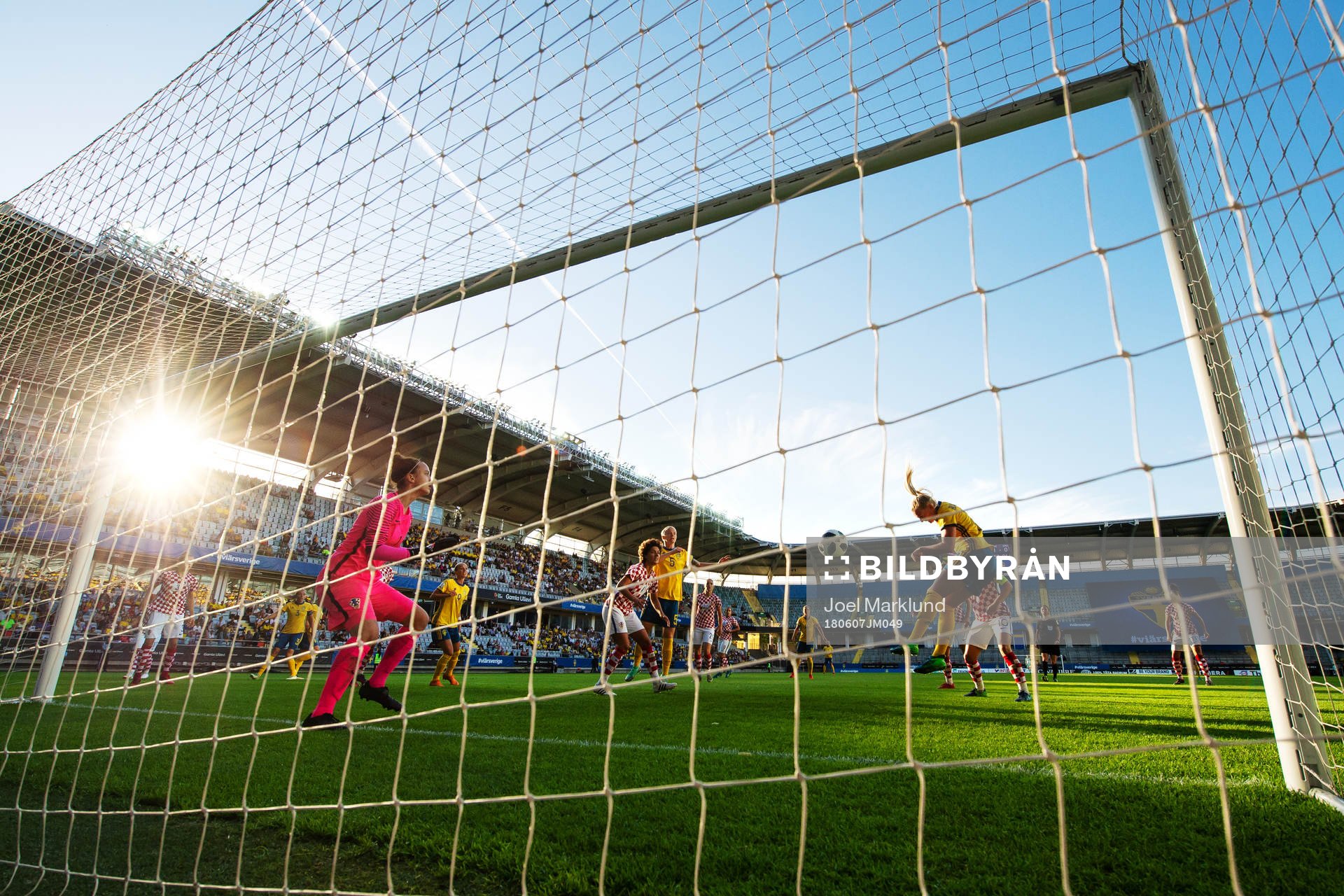 Sveriges Stina Blackstenius (t h) nickar bollen mot Kroatiens målvakt Doris Bacic under VM-kvalmatchen i fotboll mellan Sverige och Kroatien den 7 juni 2018 i Göteborg.