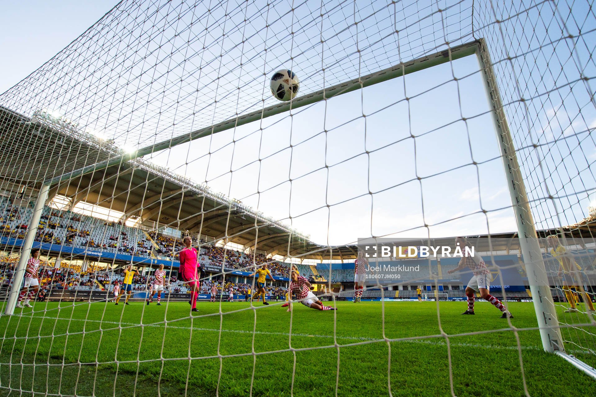 Kroatiens målvakt Doris Bacic släpper in 4-0 från Sveriges Hanna Folkesson under VM-kvalmatchen i fotboll mellan Sverige och Kroatien den 7 juni 2018 i Göteborg.