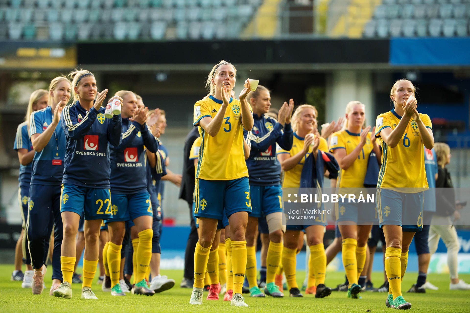 Sveriges Linda Sembrant och Magdalena Ericsson tackar fansen