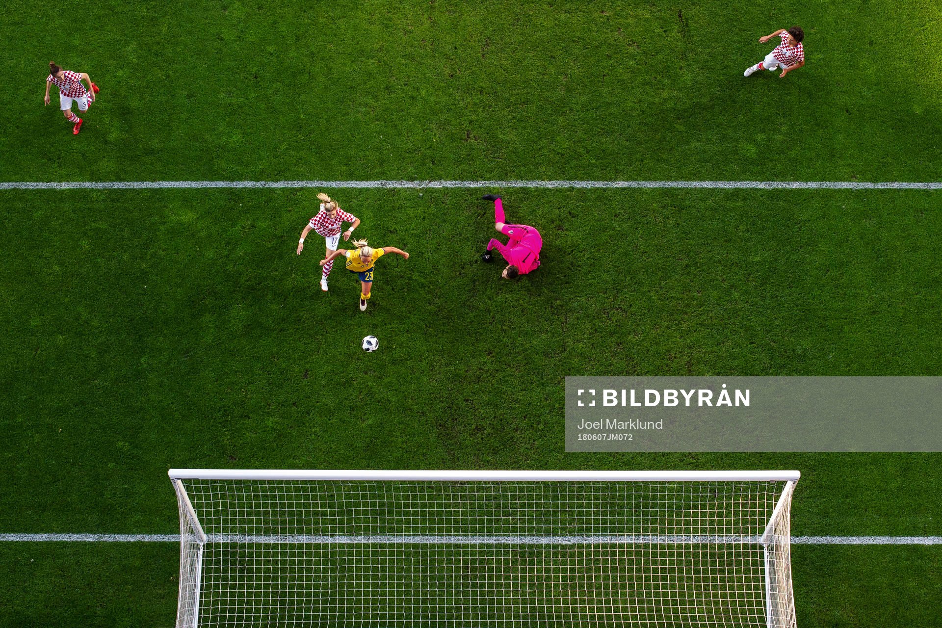 Sveriges Elin Rubensson gör 2-0 bakom Kroatiens målvakt