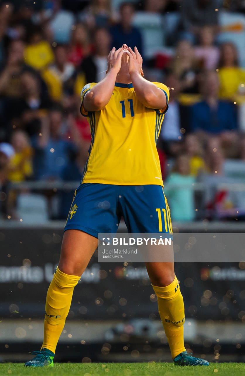 Sveriges Stina Blackstenius deppar