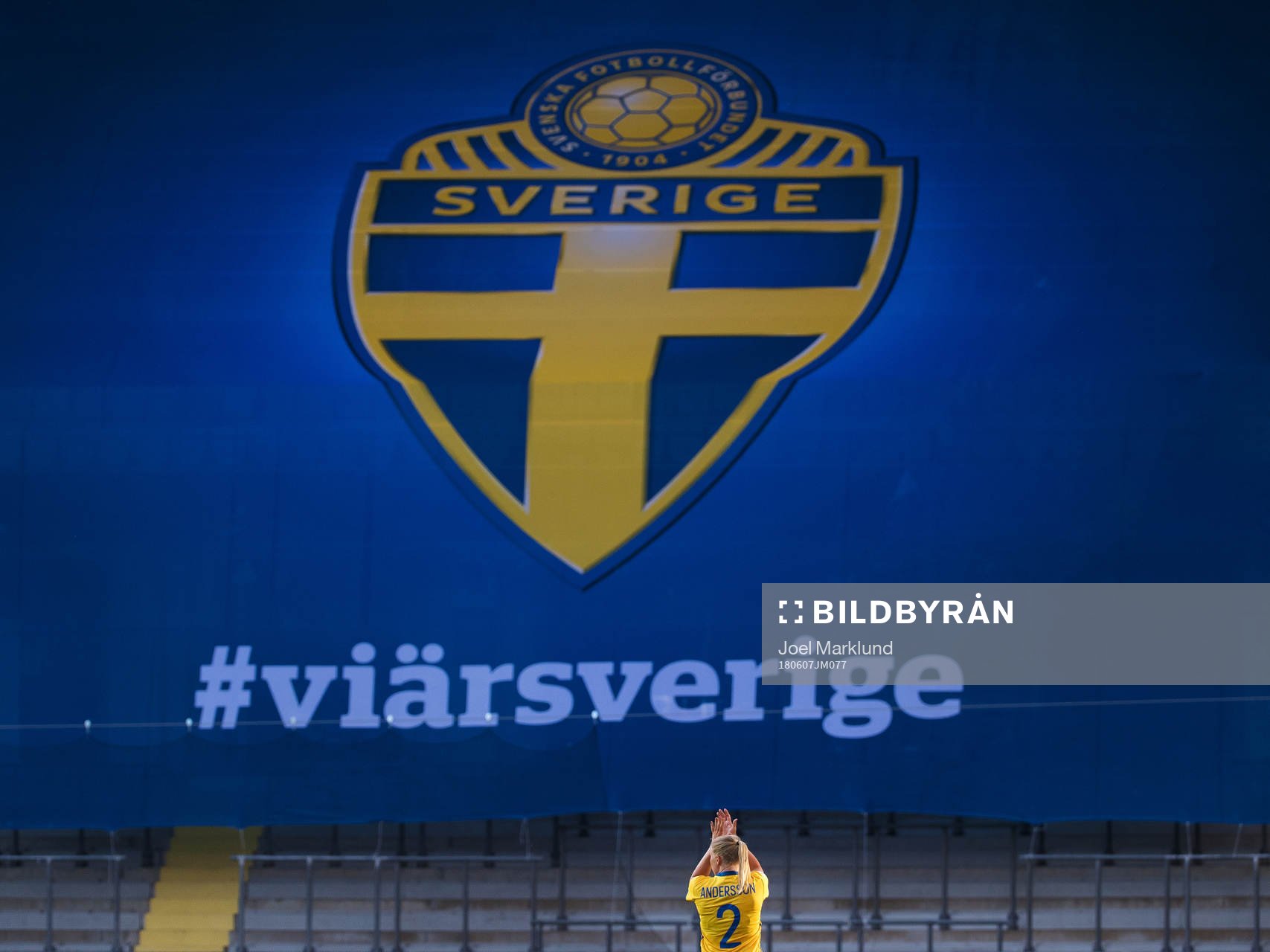 Sveriges Jonna Andersson tackar publiken när hon byts ut