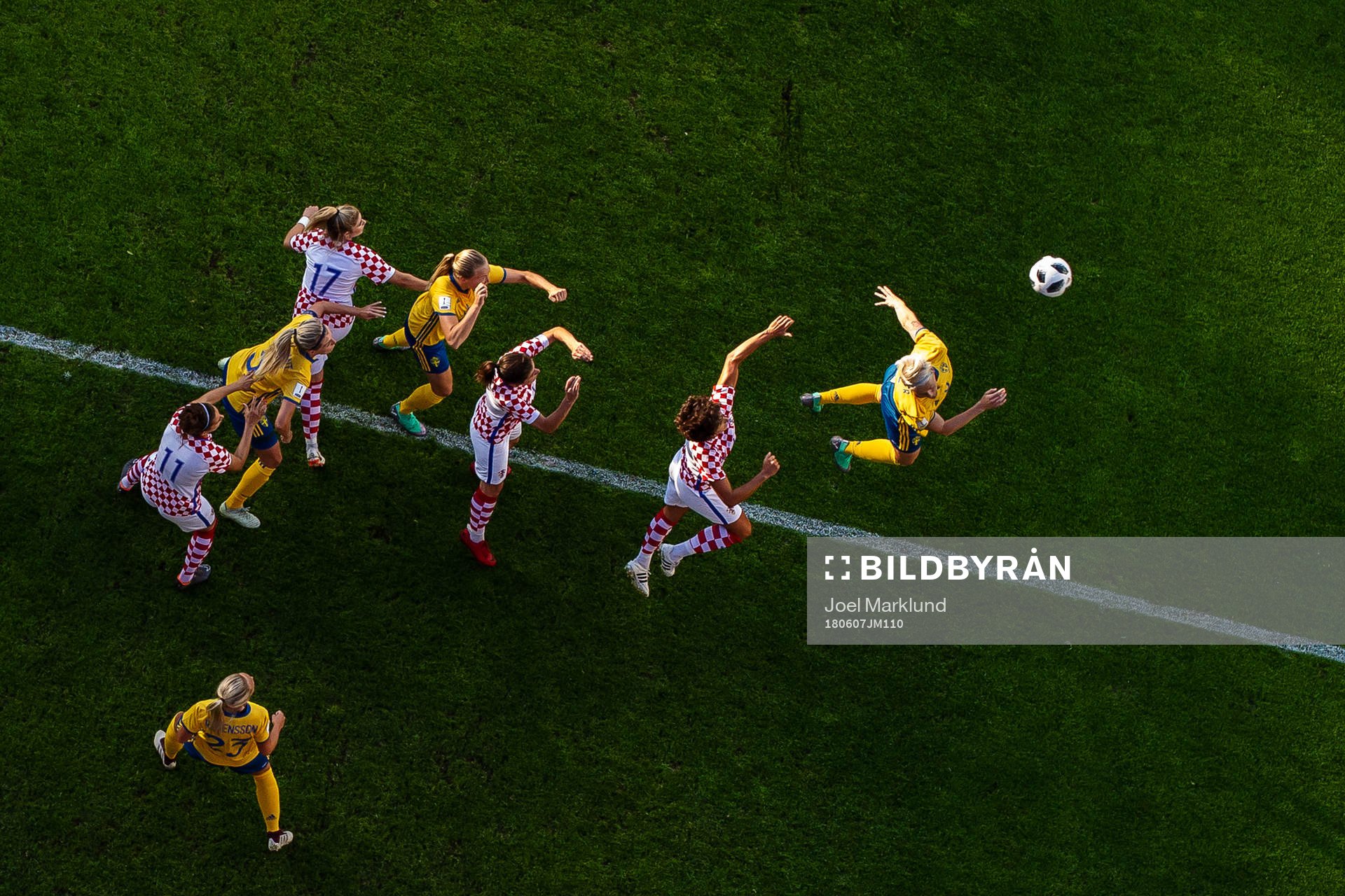 Sveriges Elin Rubensson, Linda Sembrant, Mimmi Larsson och Nilla Fischer utmanar Kroatiens Kristina Sudov, Monika Conjar, Maja Joscak och Leonarda Balog under VM-kvalmatchen i fotboll mellan Sverige och Kroatien den 7 juni 2018 i Göteborg.