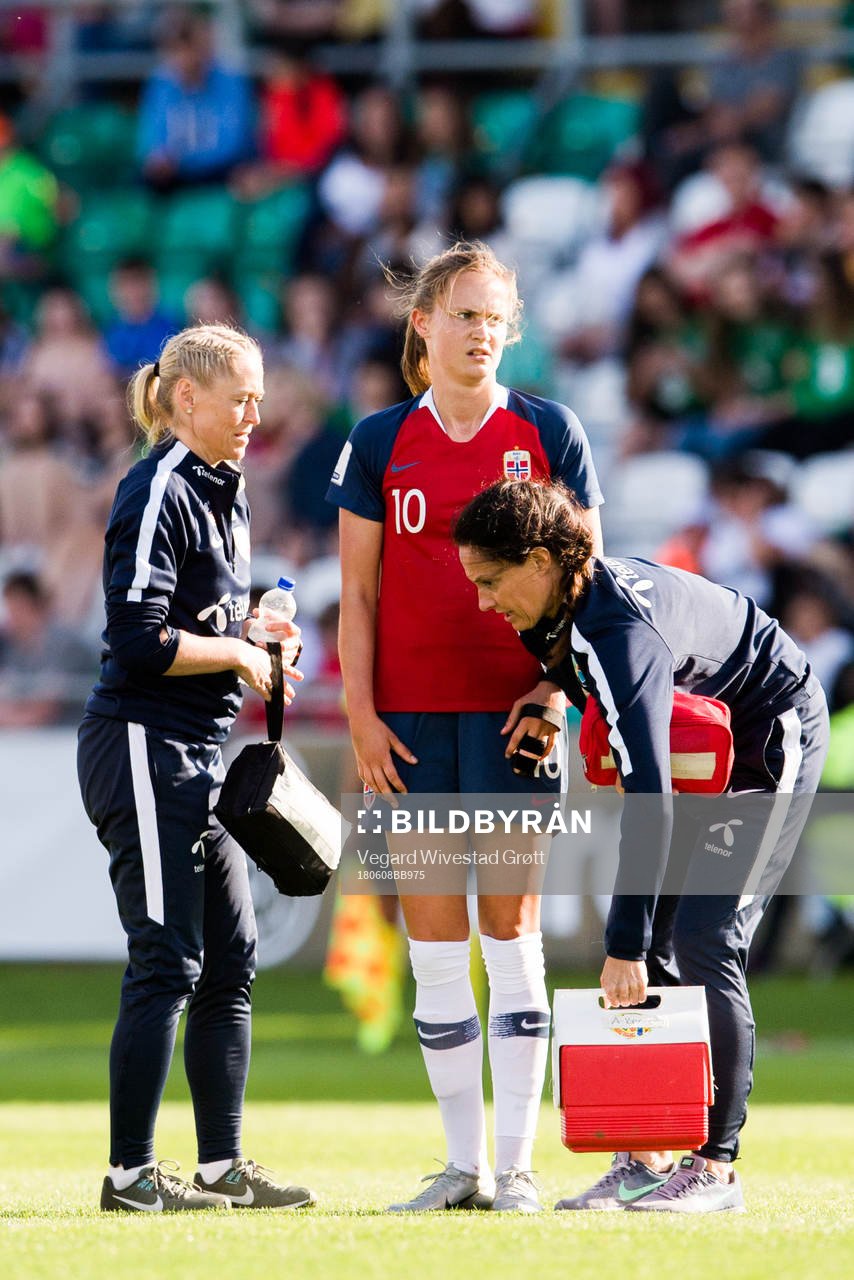 Caroline Graham Hansen of Norway with an injury