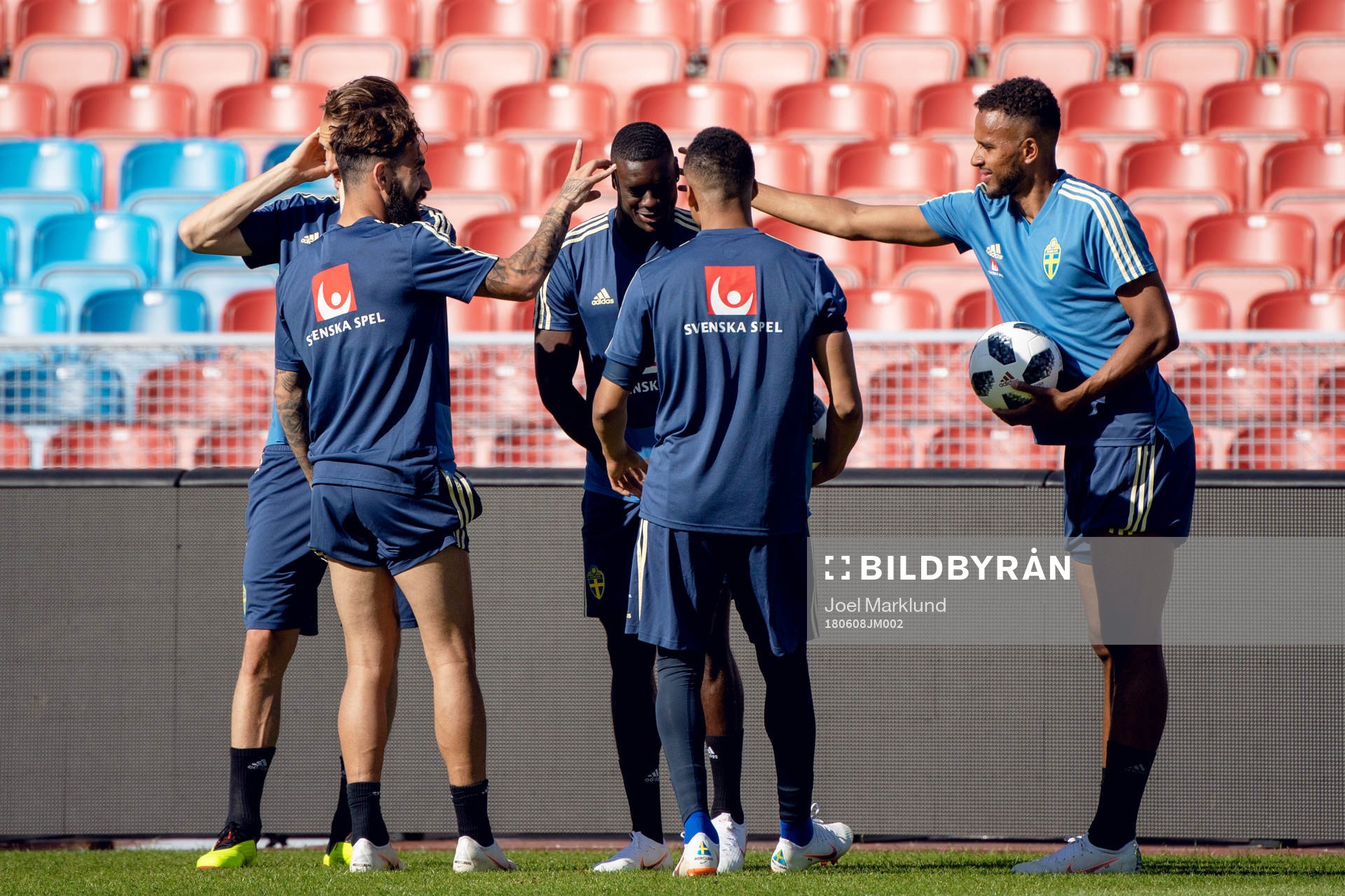 Sveriges Jimmy Durmaz och Isaac Kiese Thelin knäpper på huvudet på Ken Sema under Sveriges fotbollslandslags träning den 8 juni 2018 i Göteborg.