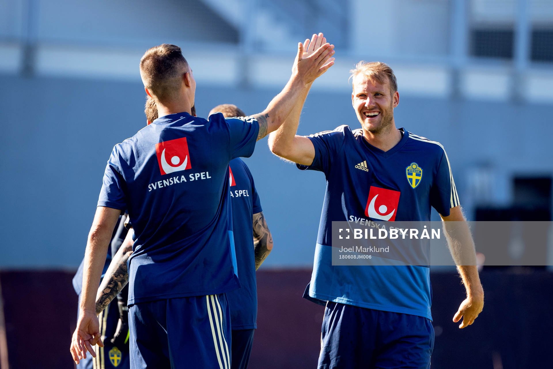 Sveriges Mikael Lustig och Ola Toivonen gör high five