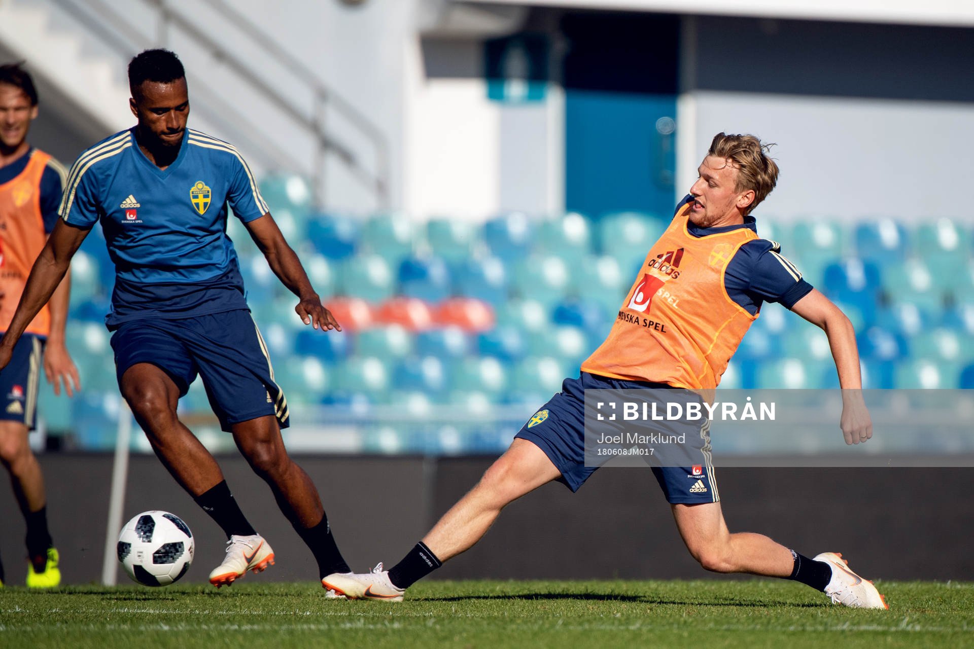 Sveriges Isaac Kiese Thelin och Emil Forsberg under Sveriges fotbollslandslags träning den 8 juni 2018 i Göteborg.