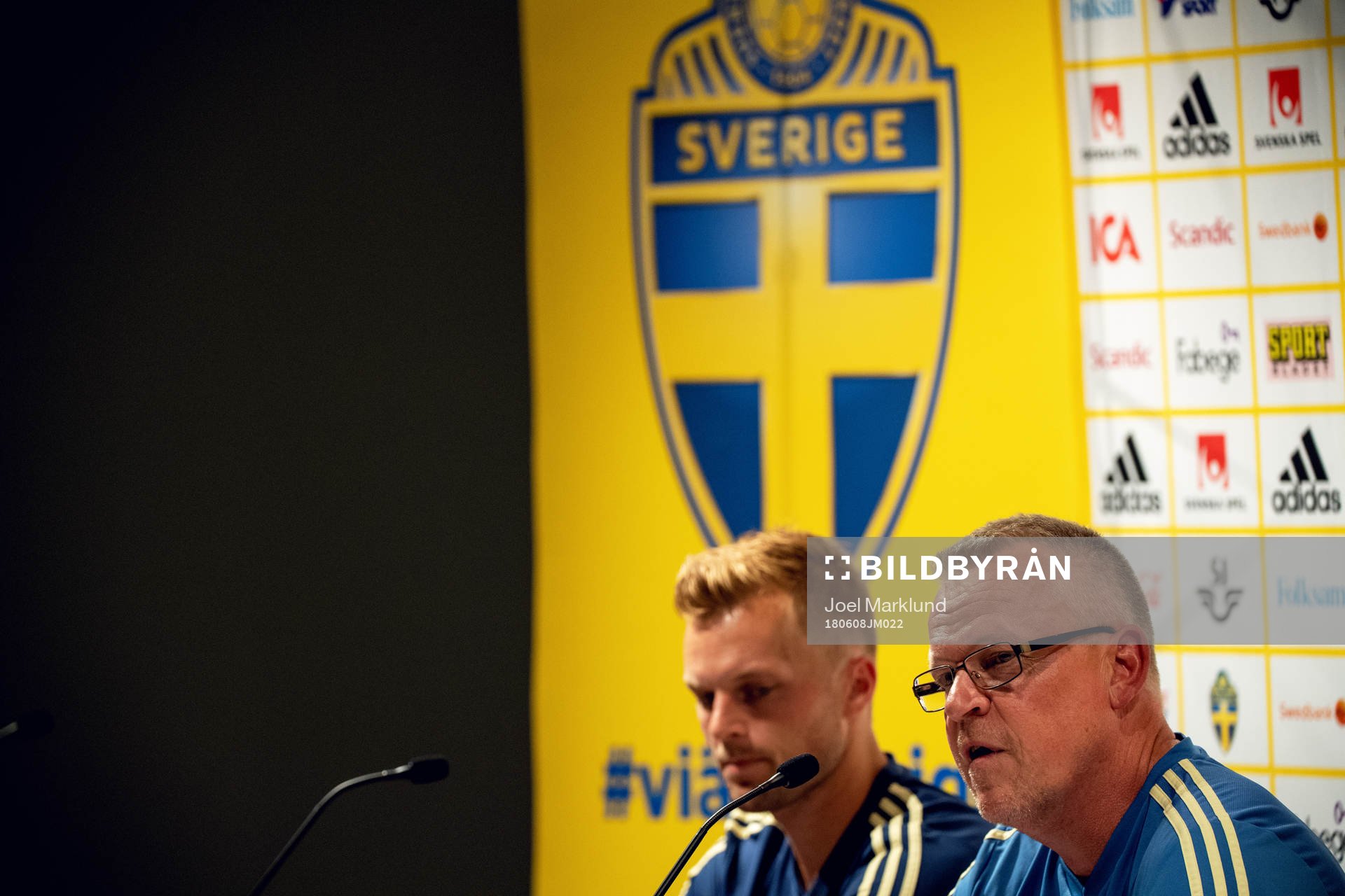 Sveriges Sebastian Larsson och förbundskapten Janne