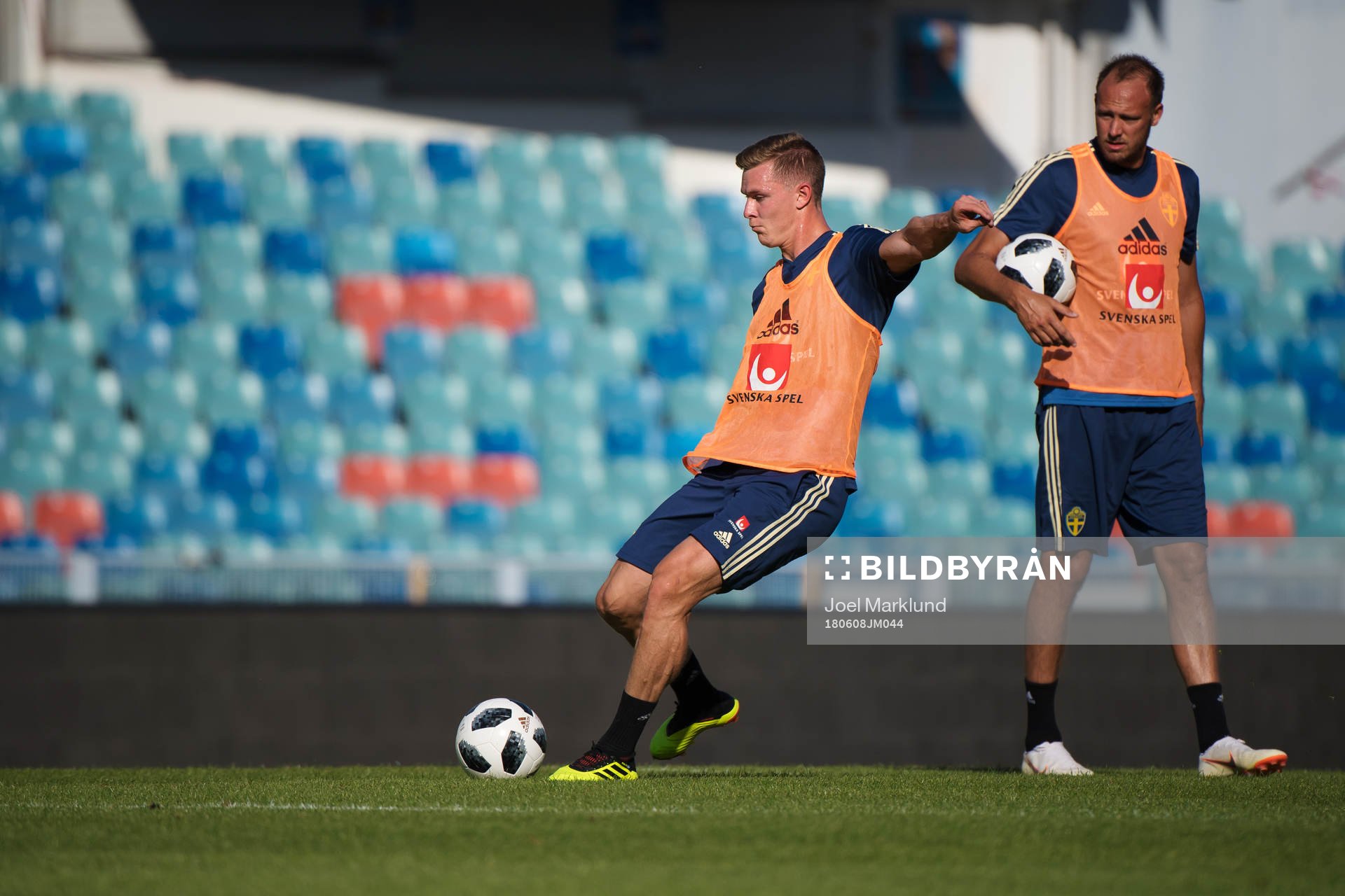Emil Krafth och Andreas Granqvist under Sveriges fotbollslandslags träning den 8 juni 2018 i Göteborg.
