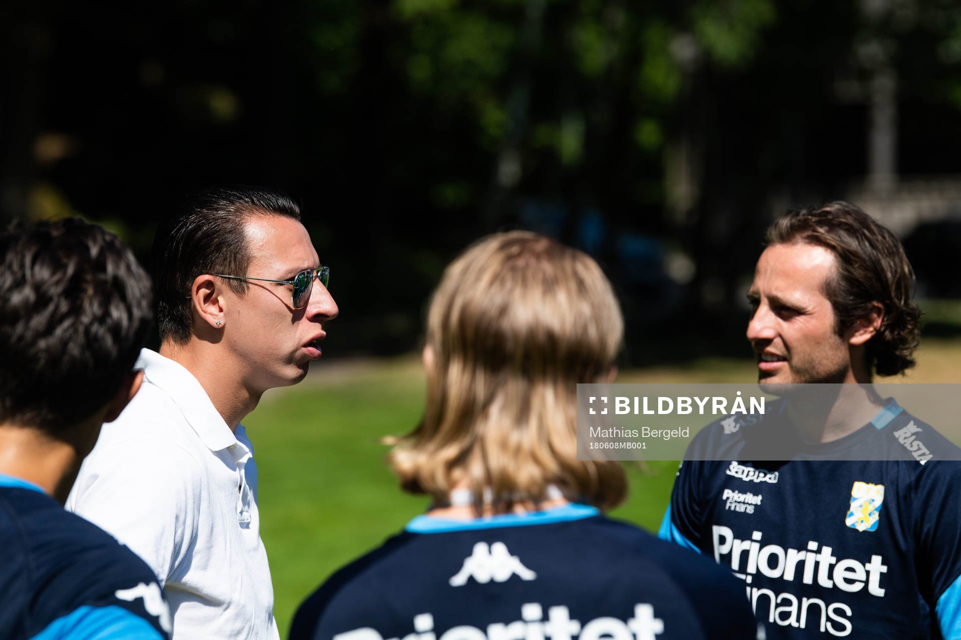 Martin Smedberg-Dalence pratar med Mikkel Diskerud