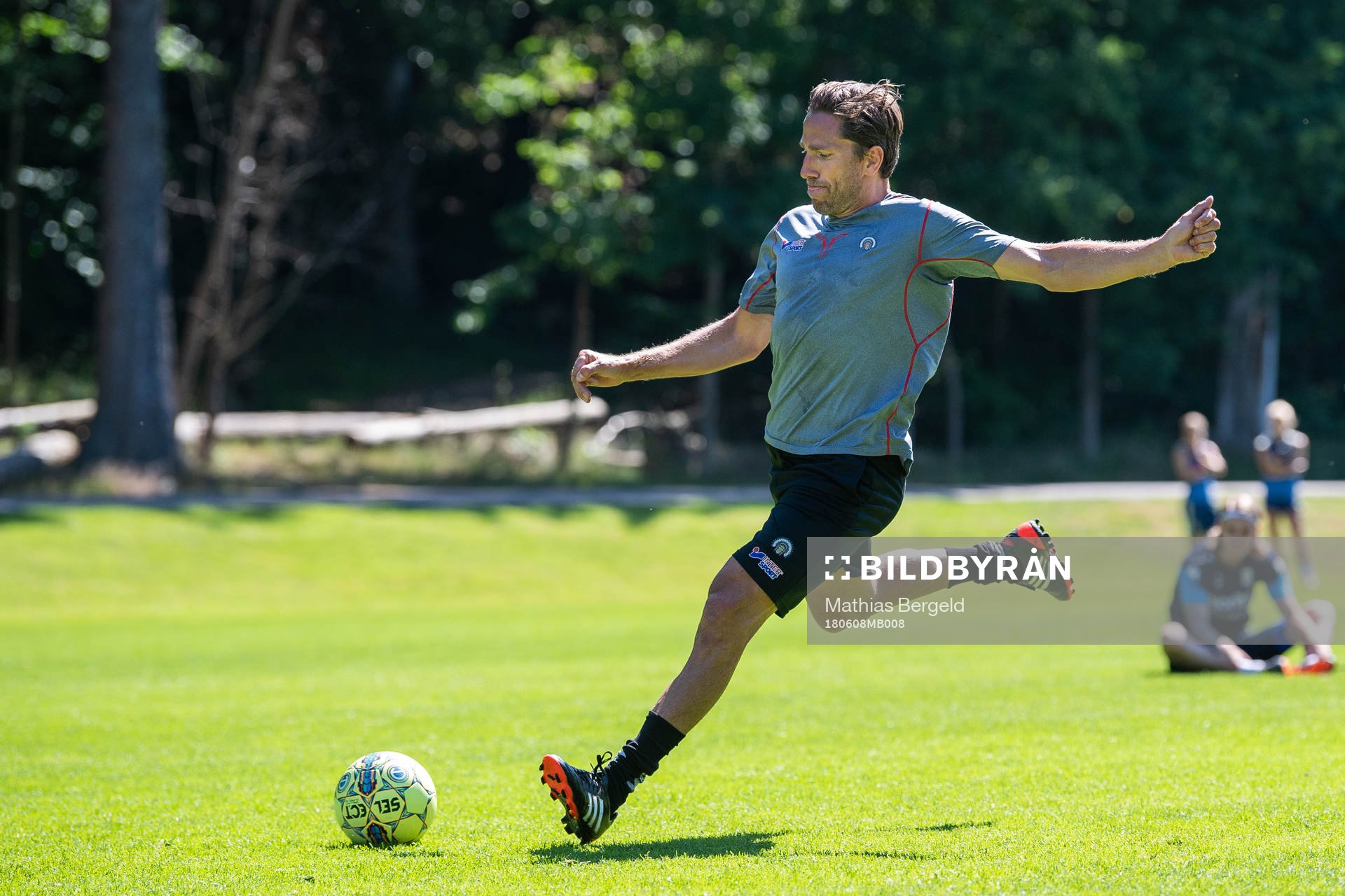 Joel Lundqvist skjuter en straff under en fotbollsträning med det Allsvenska fotbollslaget IFK Göteborg och ishockeylaget i SHL Frölunda den 8 juni 2018 i Göteborg.