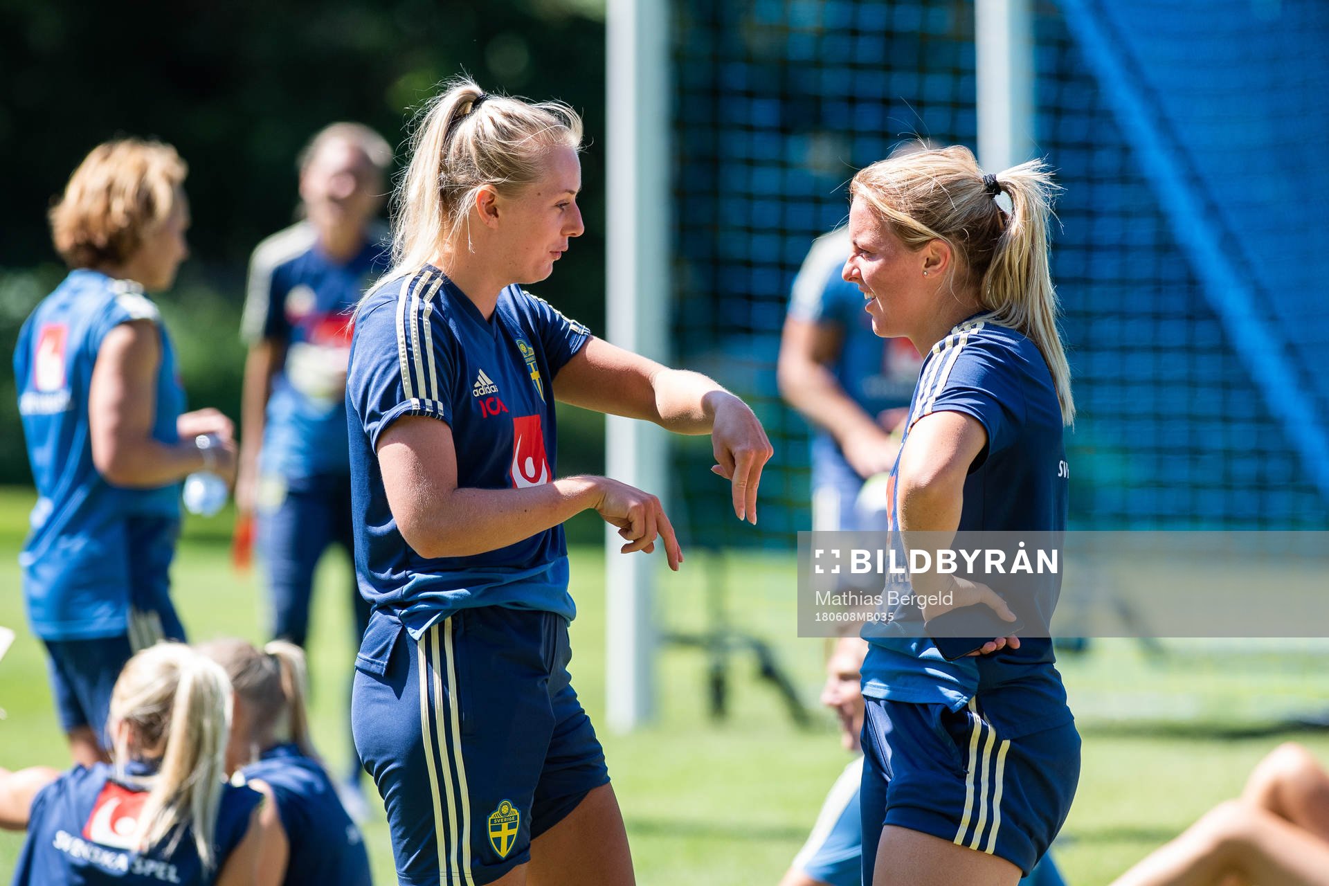 Stina Blackstenius och Mimmi Larsson samtalar