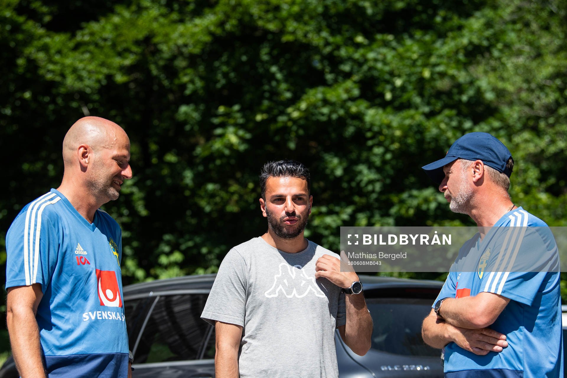 Assisterande förbundskapten Magnus Wikman, IFK Göteborgs tränare Poya Asbaghi och förbundskapten Peter Gerhardsson efter en träning med det svenska damlandslaget i fotboll den 8 juni 2018 i Göteborg.