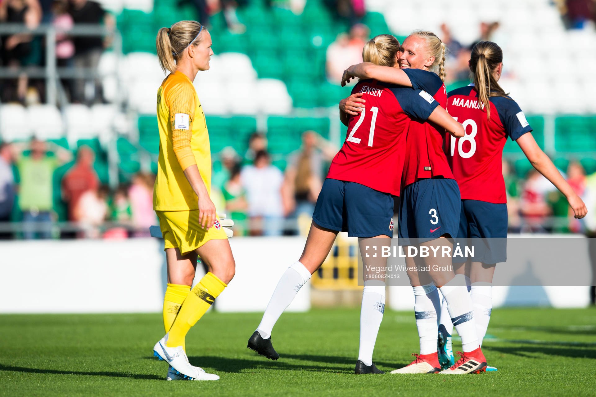 Goalkeeper Ingrid Hjelmseth, Synne Sofie Kinden Jensen and