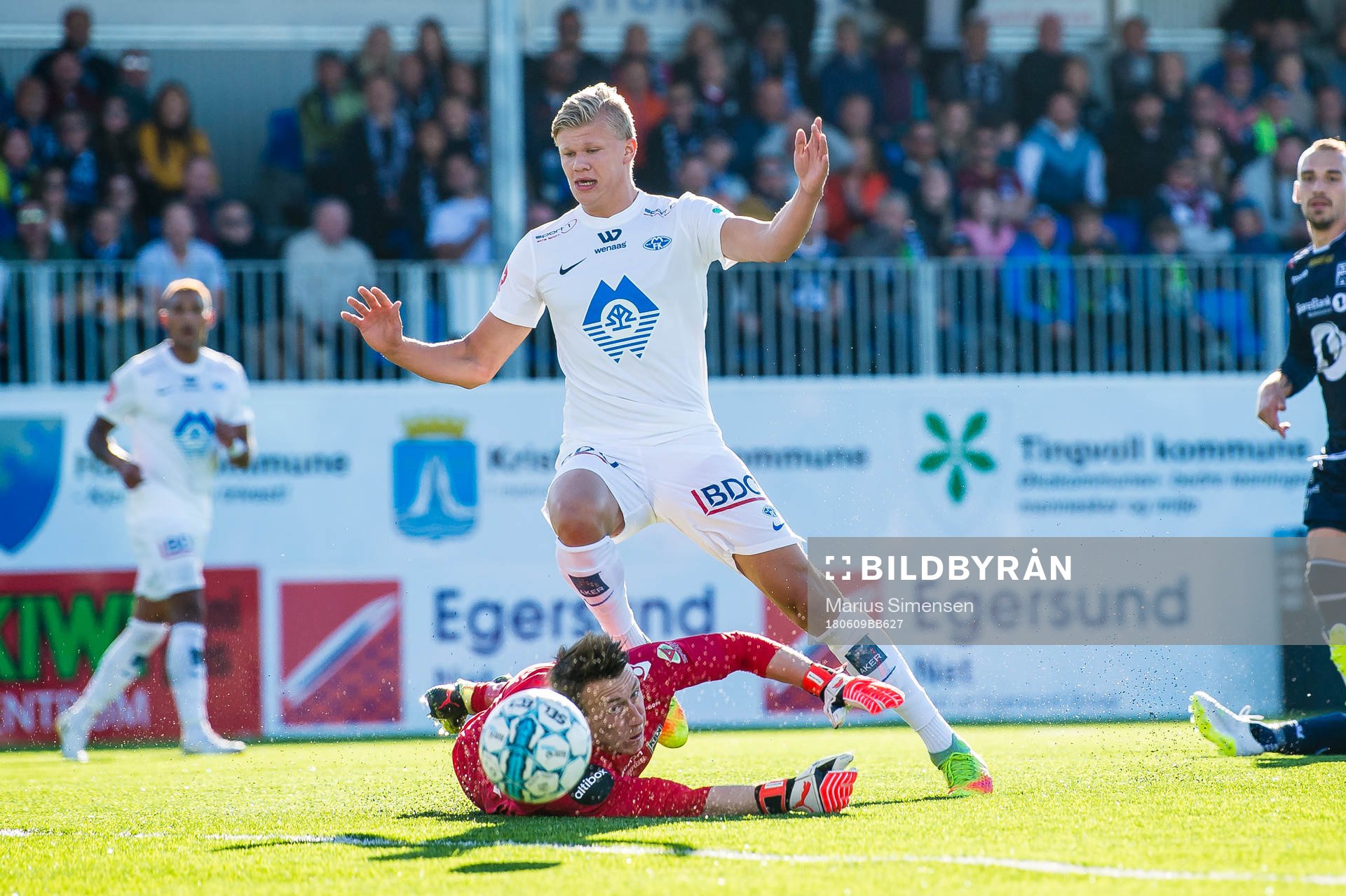 Erling Braut Håland of Molde and Sean Mcdermott of