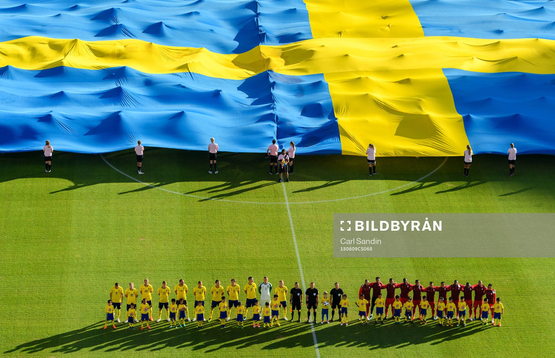 The players of Sweden and Peru at lineup