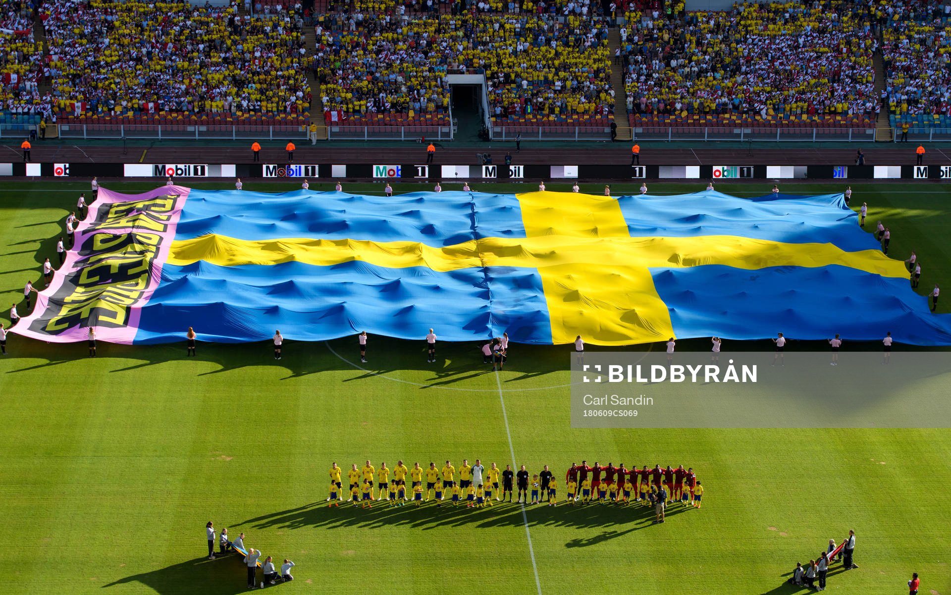 The players of Sweden and Peru at lineup