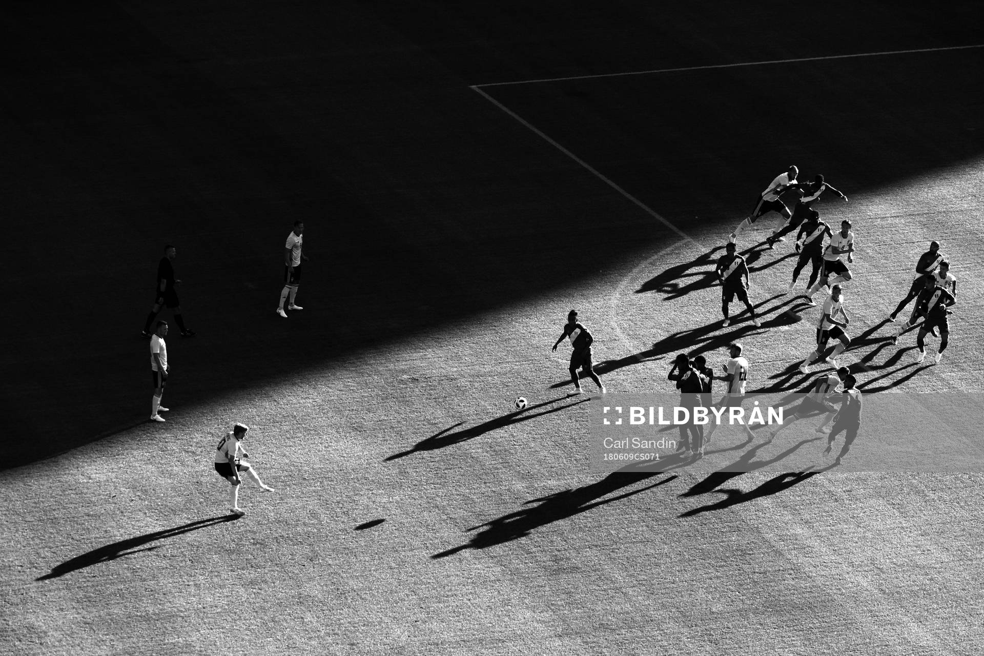 Emil Forsberg of Sweden shoot a freekick