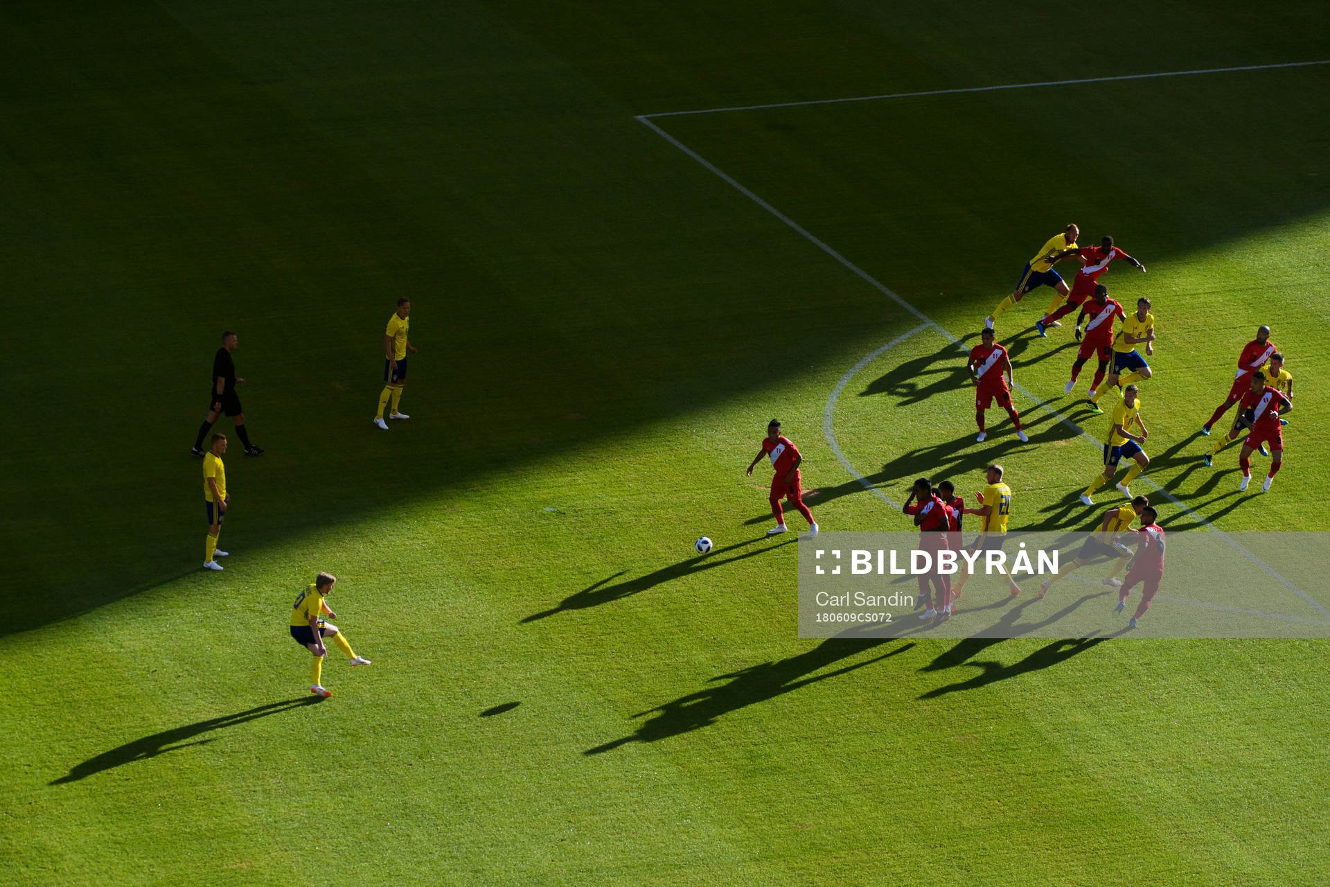 Emil Forsberg of Sweden shoot a freekick