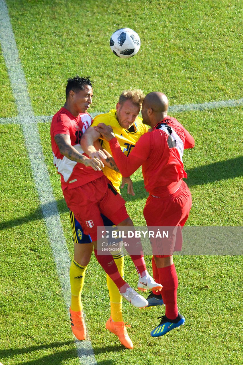 Yoshimar Yotun and Albert Rodriguez in action with Ola Toivonen of Sweden during the international friendly football match between Sweden and Peru on June 9, 2017 in Gothenburg.