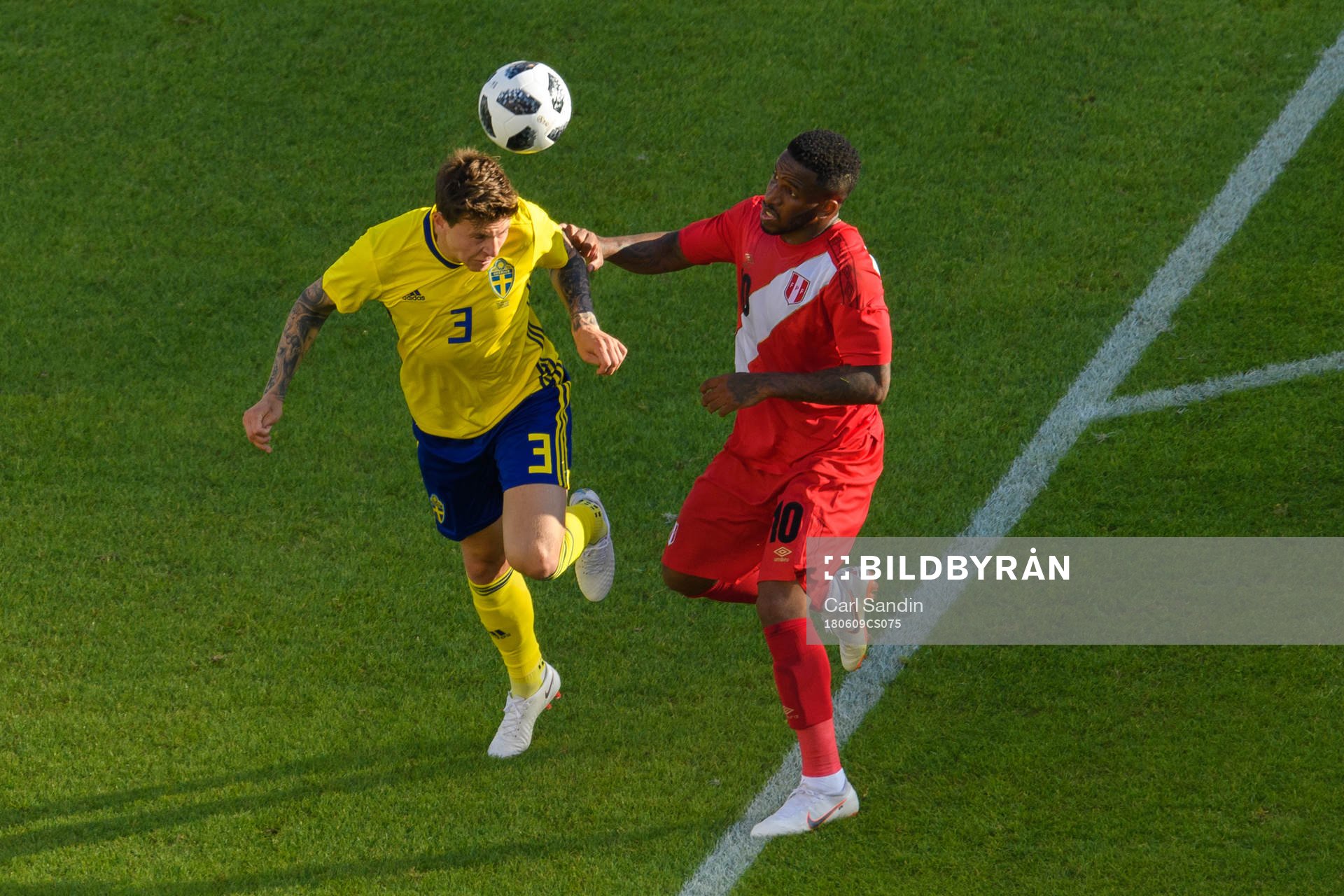 Victor Nilsson Lindelöf of Sweden and Jefferson Farfan of